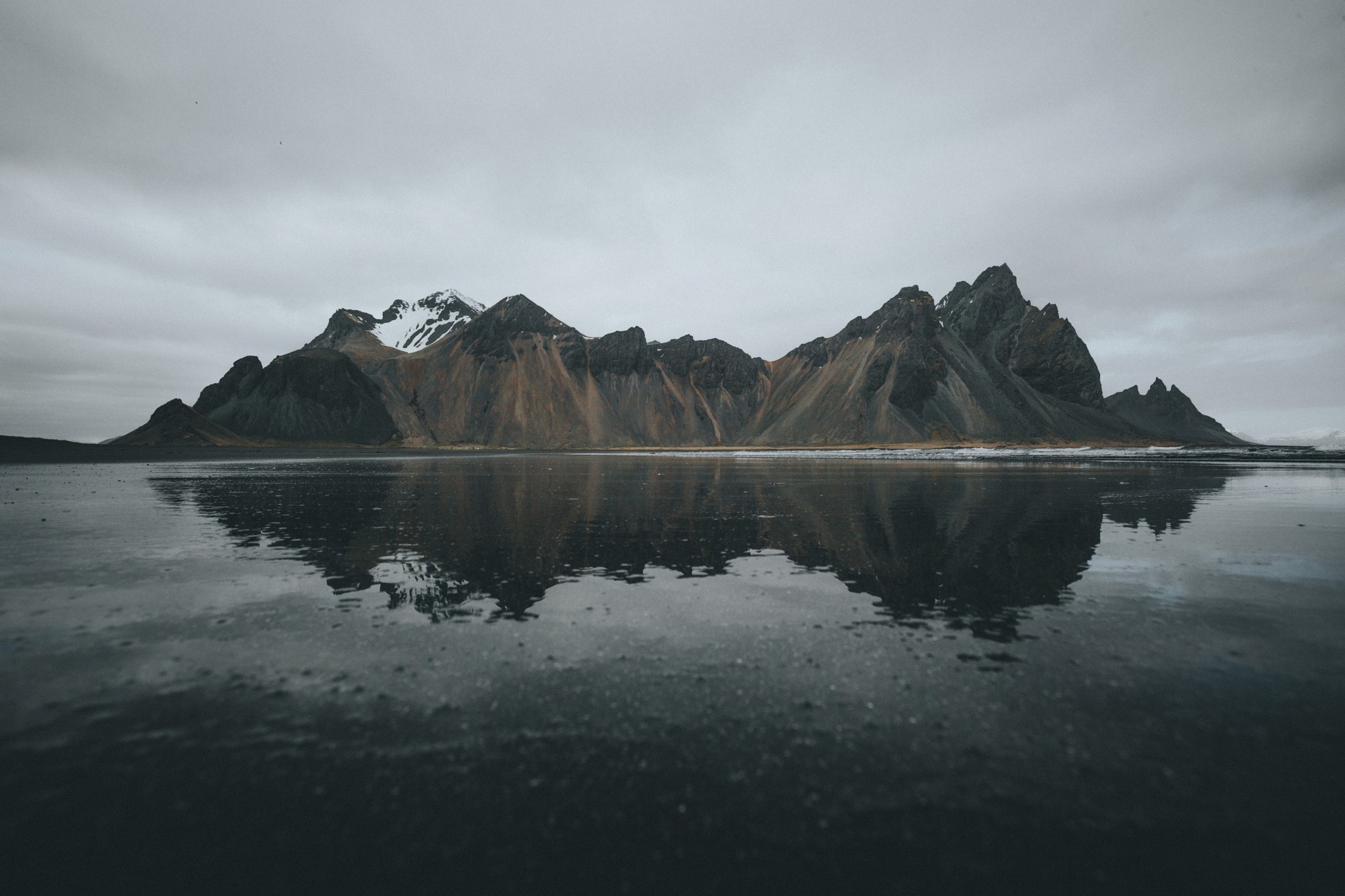 Free photo A mountain by the sea