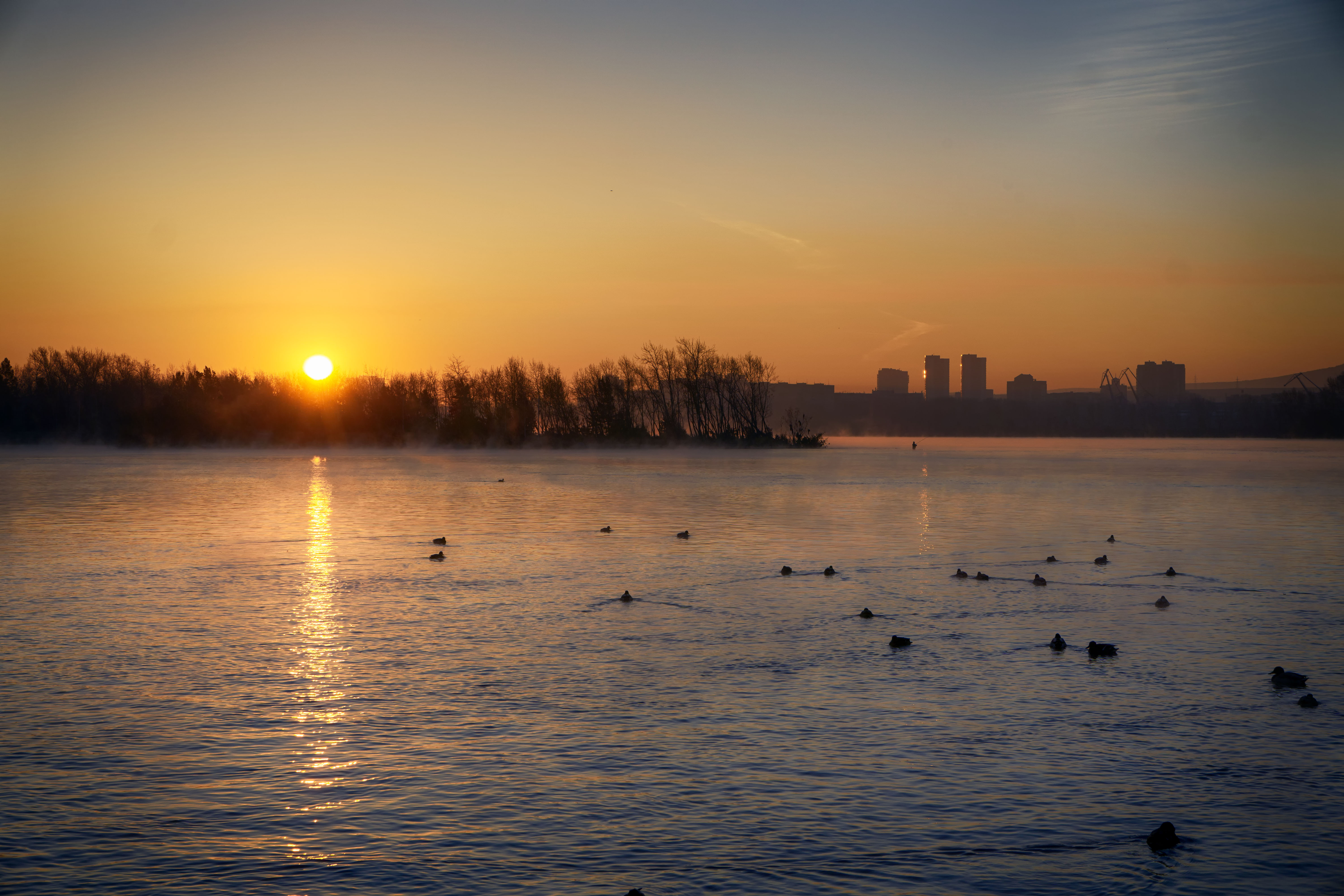 Free photo The sun rises over the river