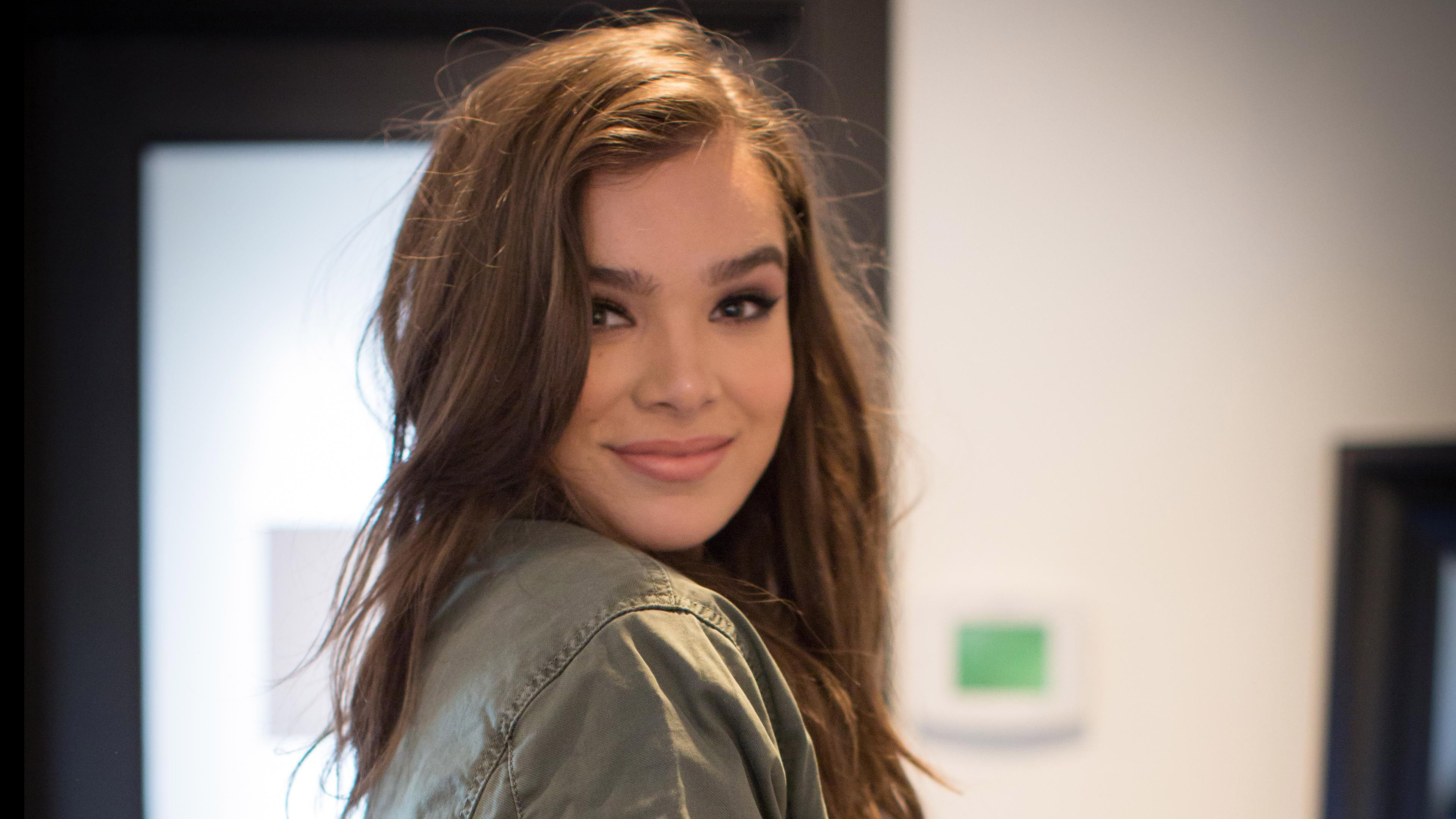 Wallpapers Hailee Steinfeld grin celebrities on the desktop