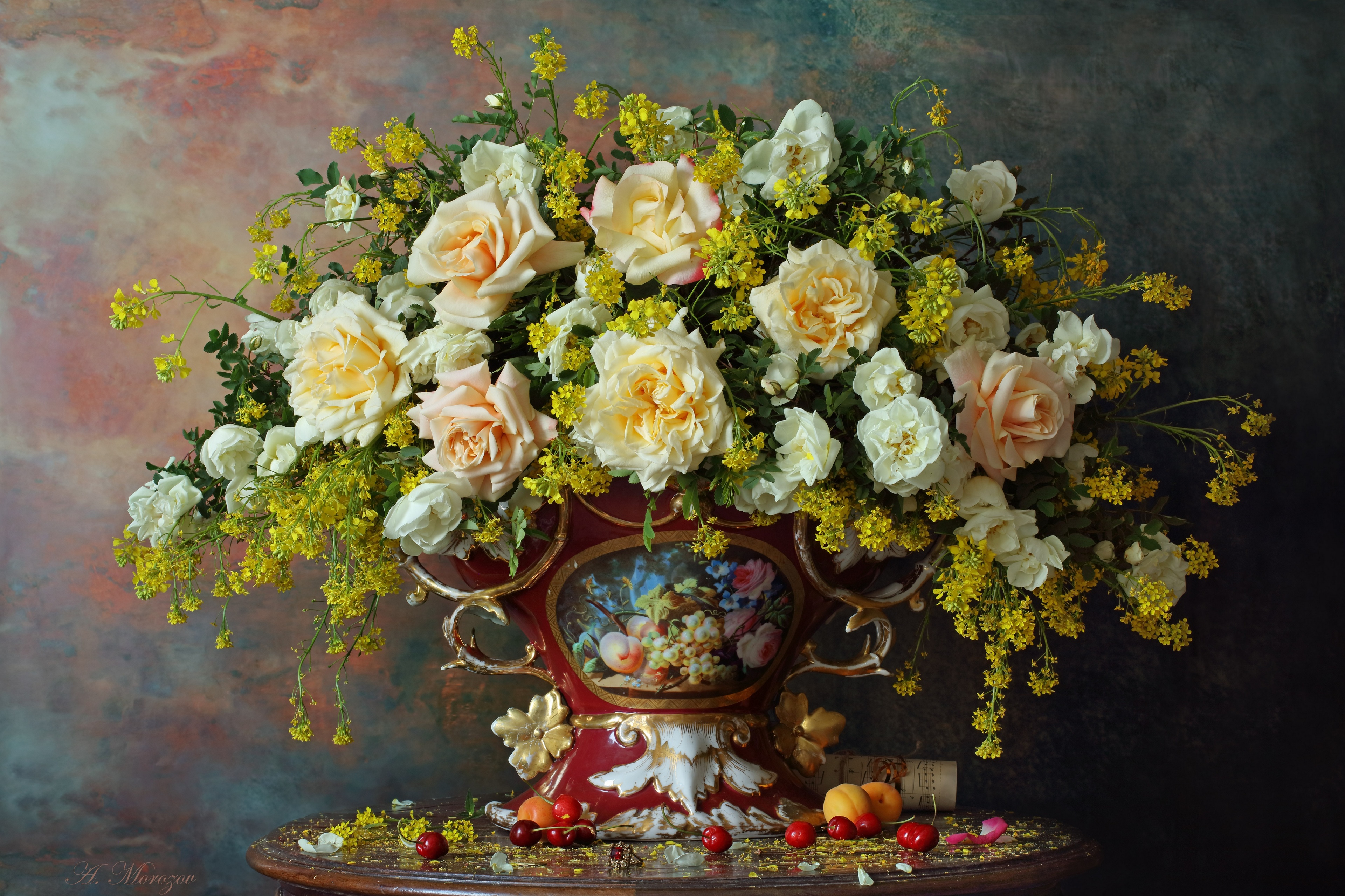 复古花瓶里装着美丽的白玫瑰花束