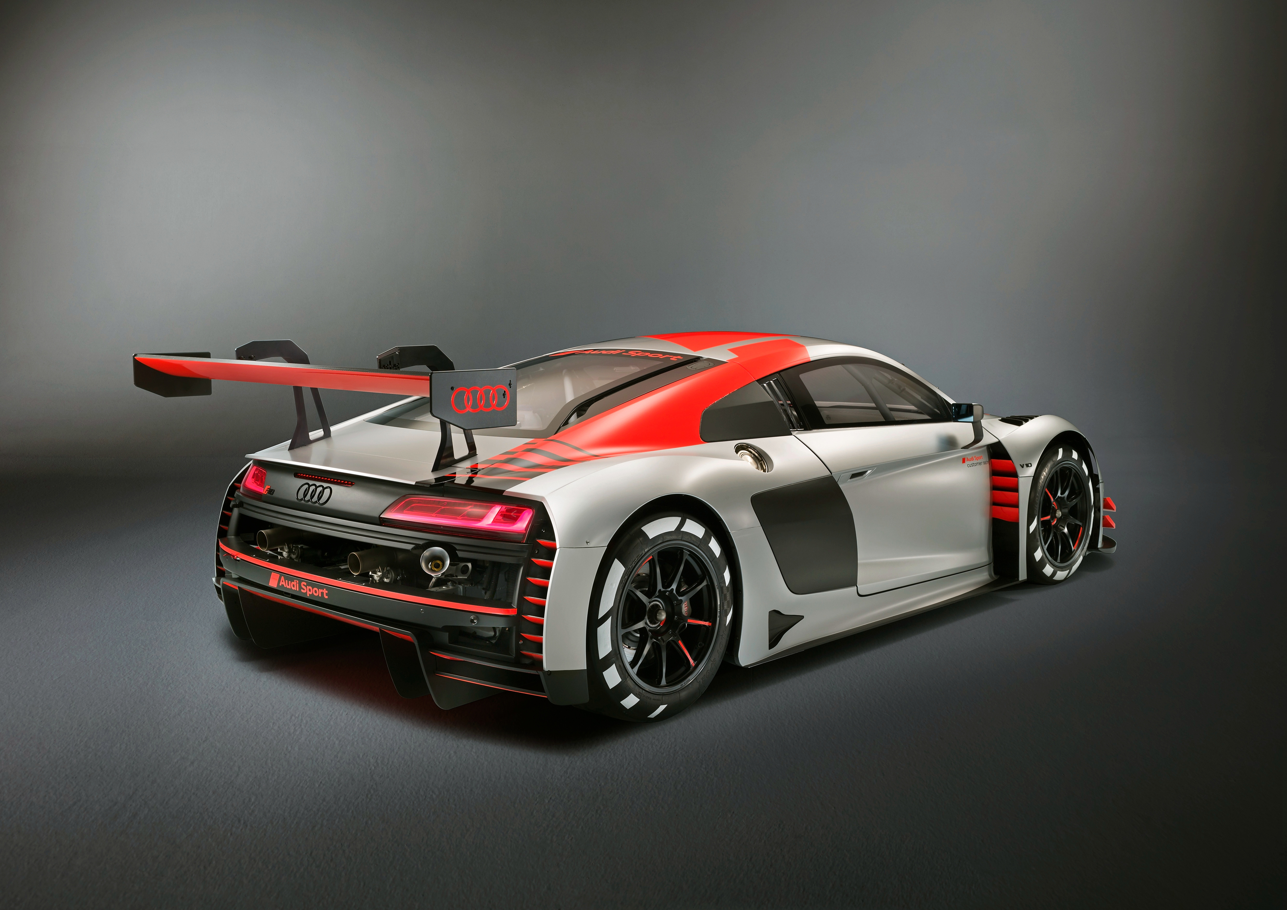 Free photo Sporty Audi R8 Lms, Audi R8 photographed from behind