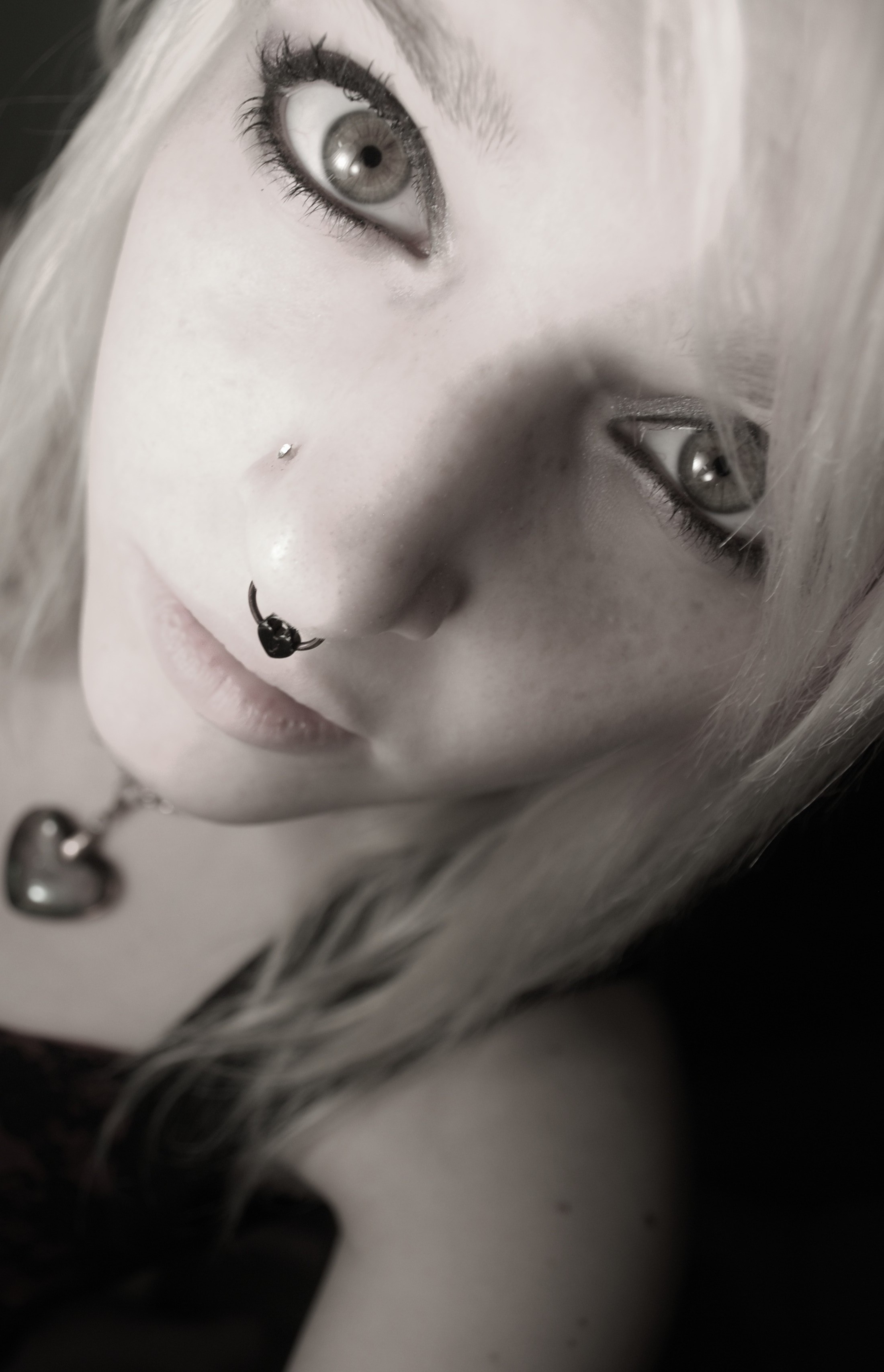 Обои лицо белый черный на рабочий стол