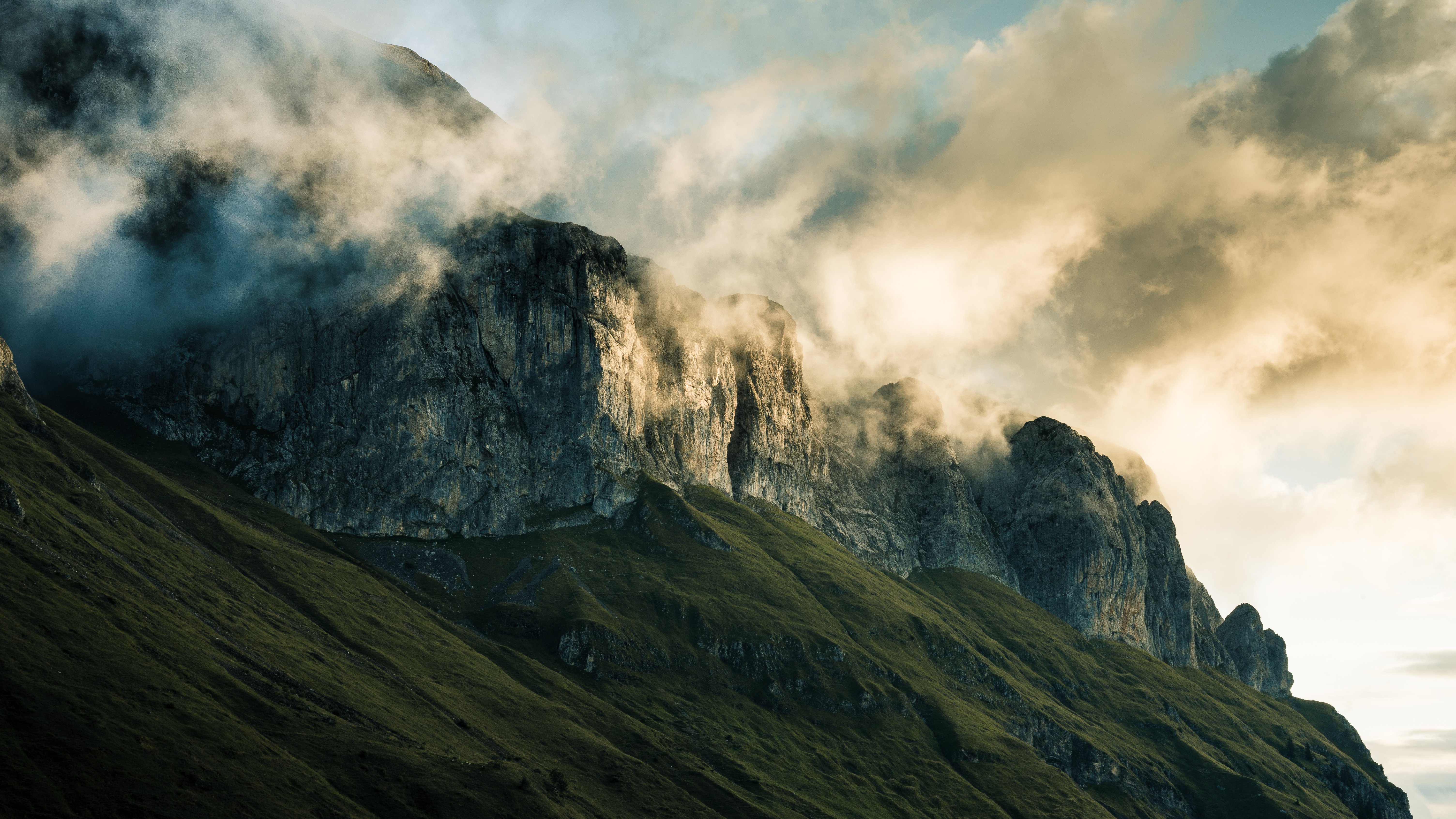 Free photo Mountain in the mist