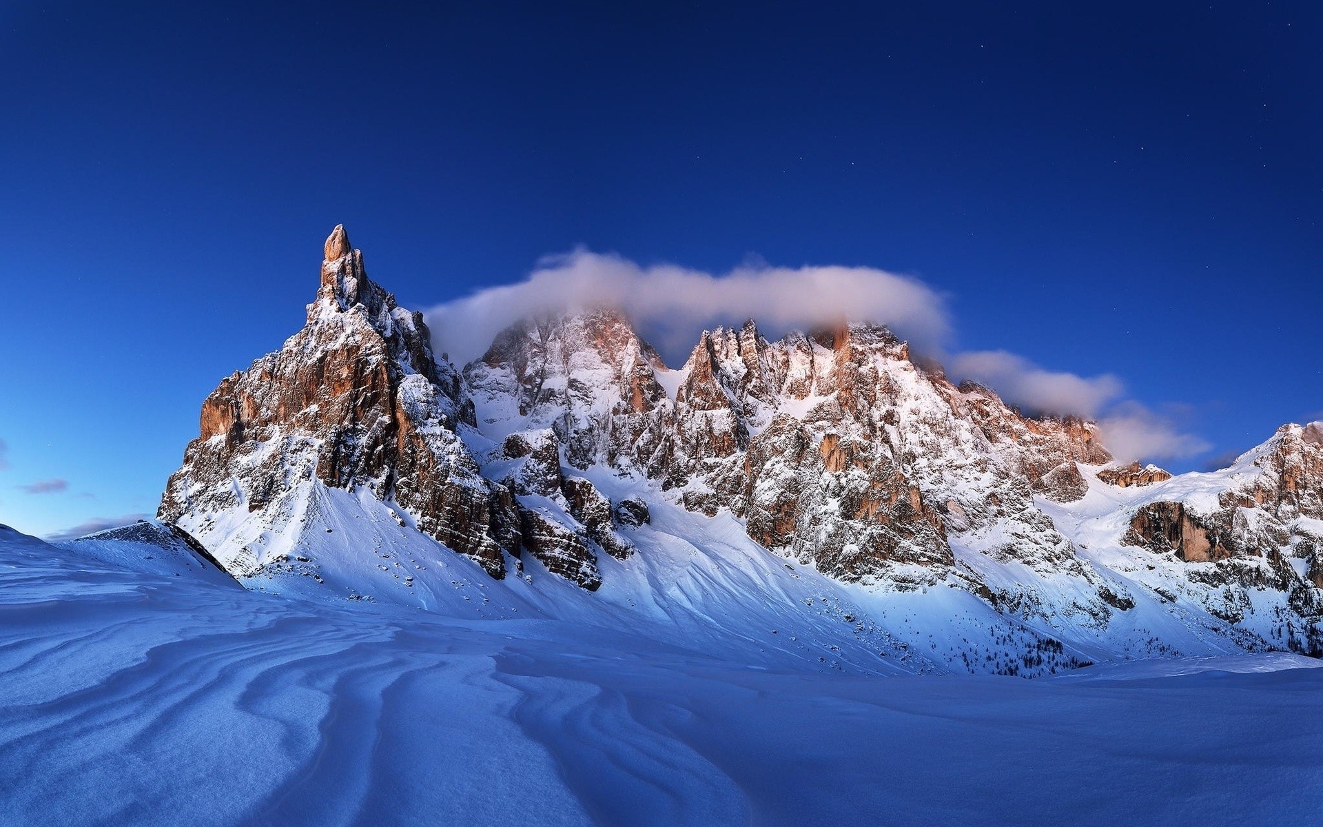 Free photo Big drifts of snow in the mountains