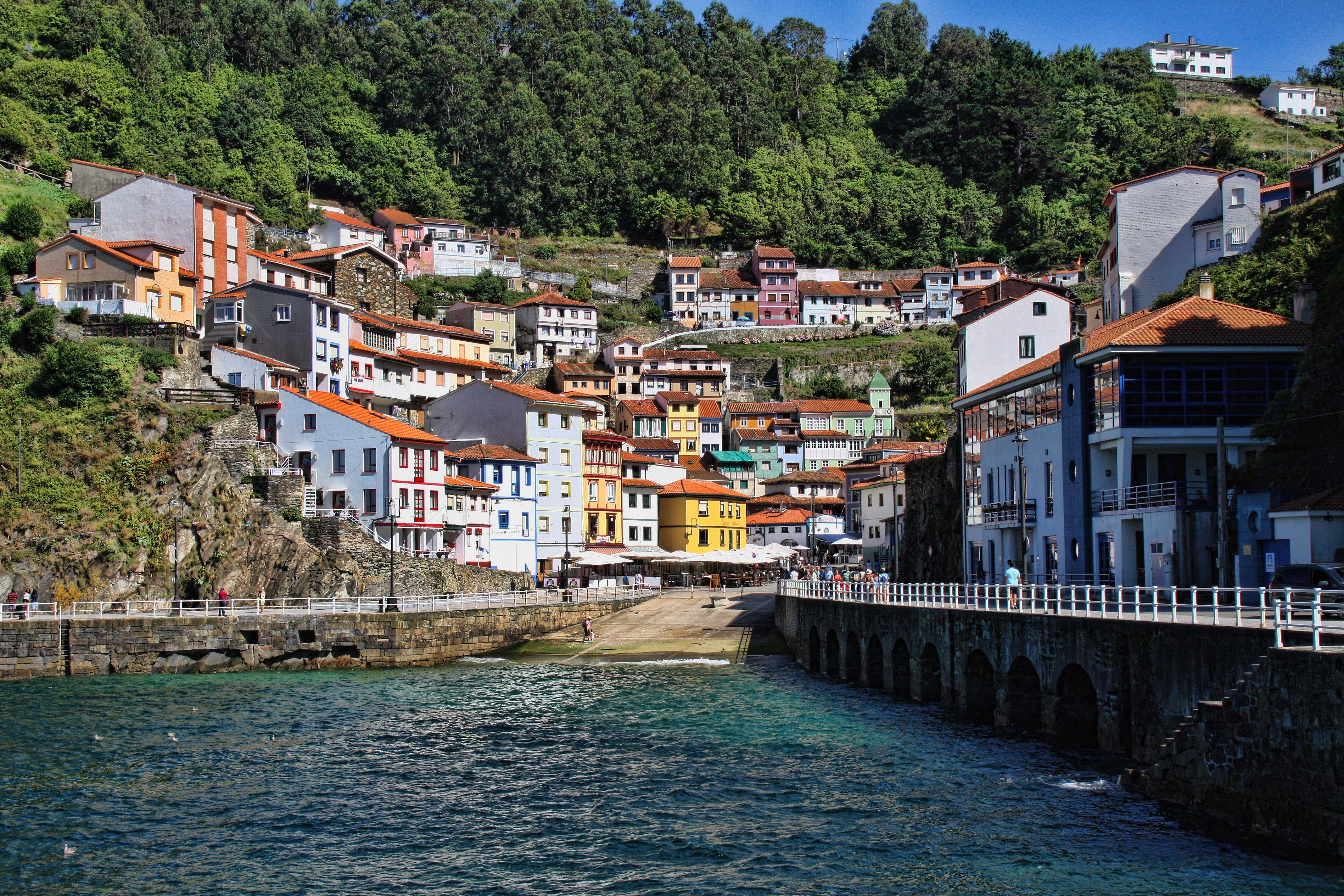 Free photo The road leading to the water in the town of Cudillero.