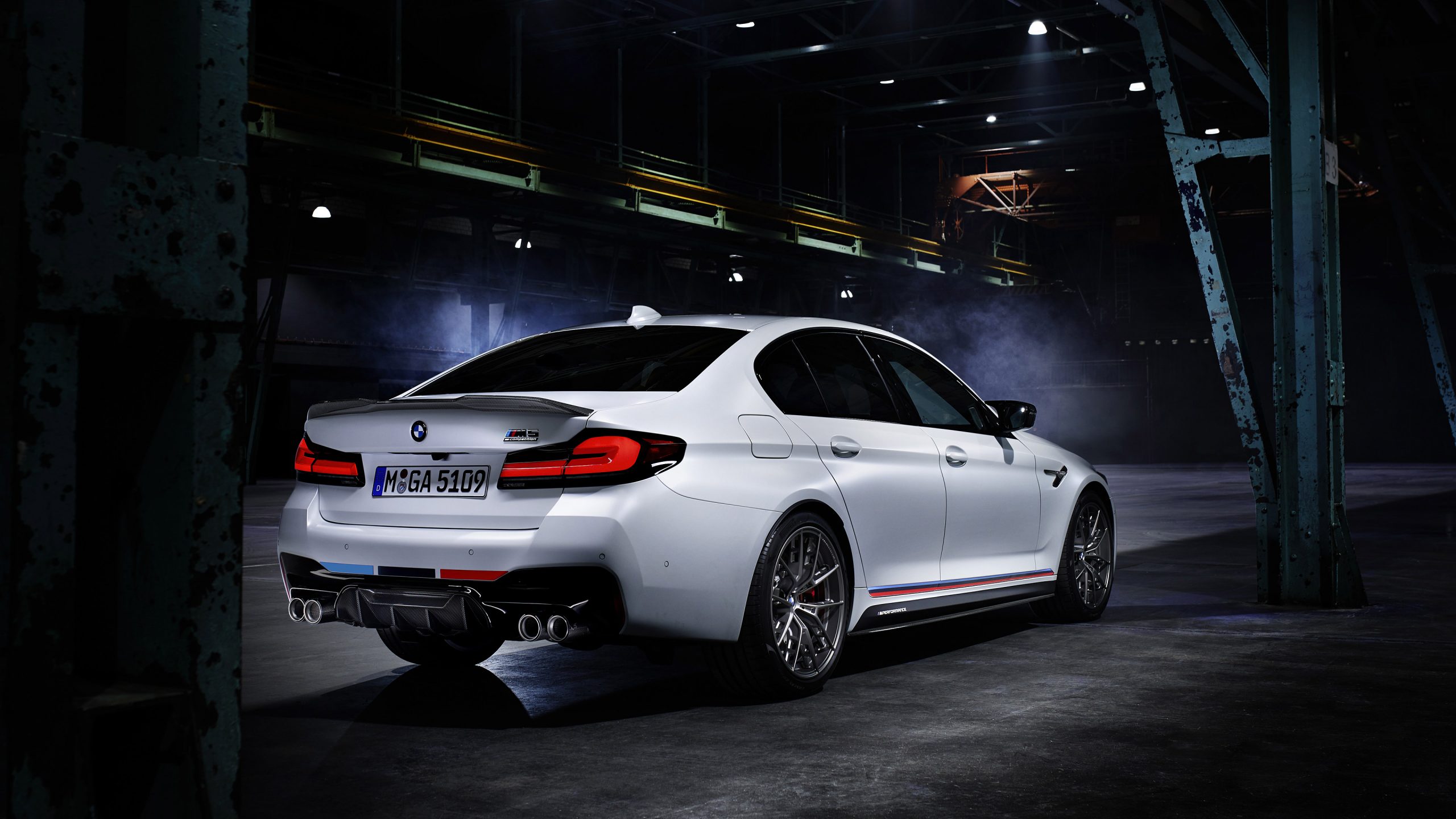 Бесплатное фото BMW M5 F90 Restyling в белом цвете вид сзади