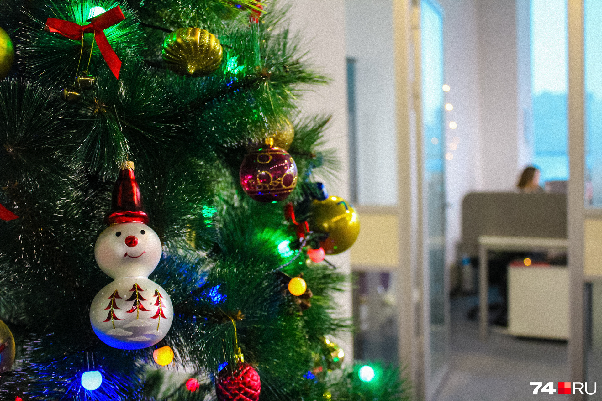 Бесплатное фото Новогодние игрушки на елке со светящейся гирляндой