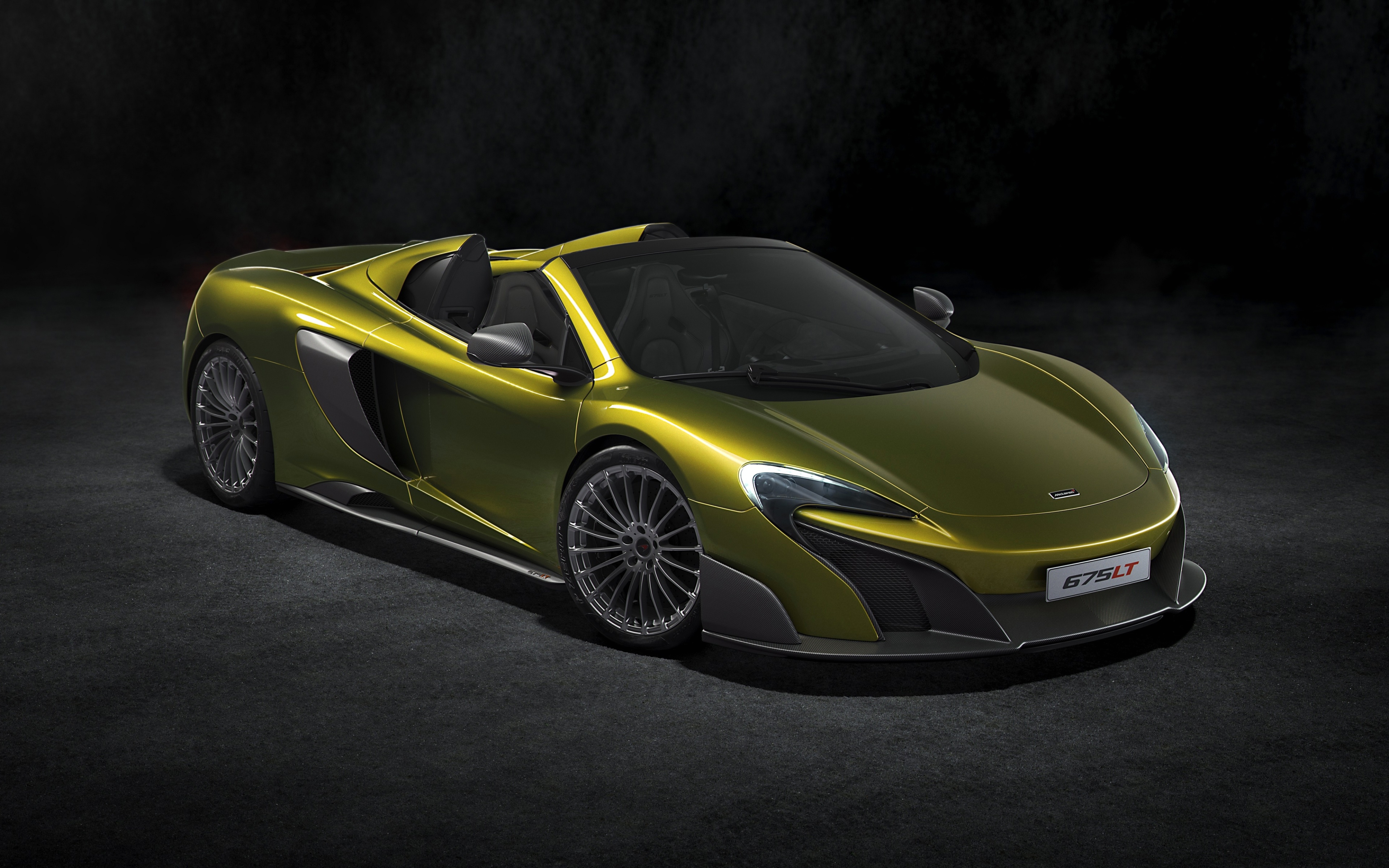 Free photo Mclaren 675lt in khaki on a dark background