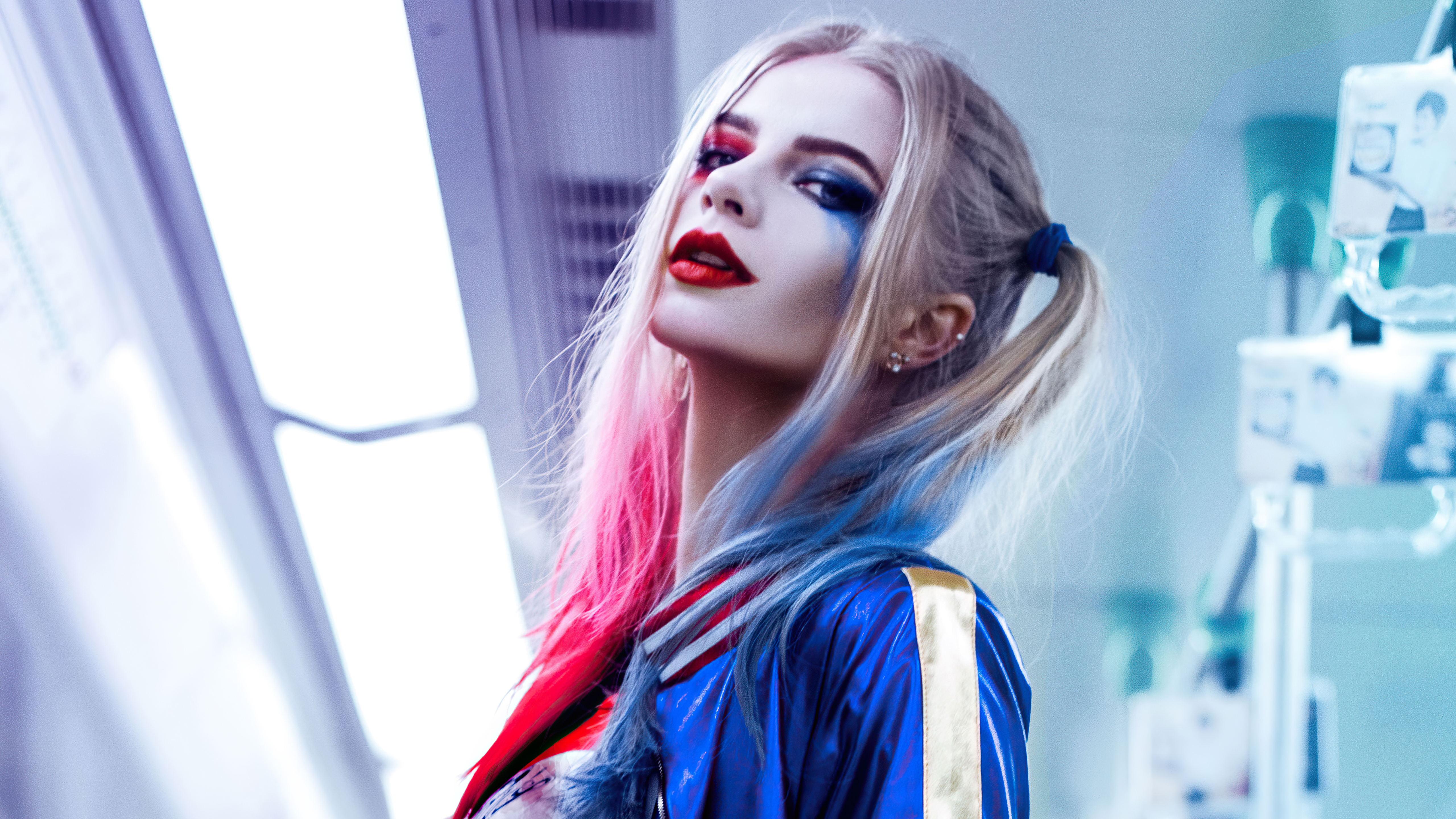 Free photo Harley Quinn is standing sideways