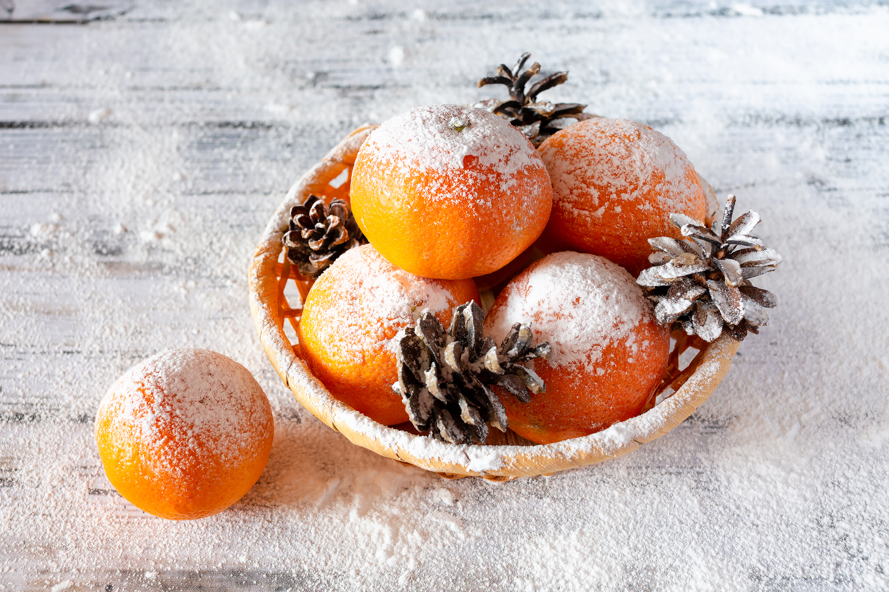 Мандарины и шишки в пудре