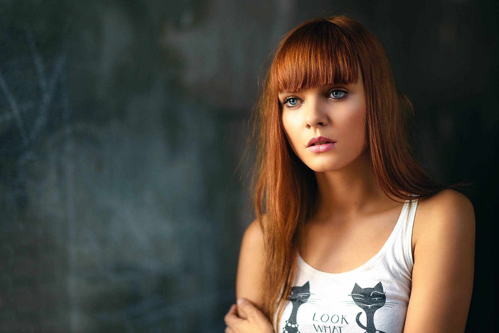 Free photo Portrait of a red-haired girl with blue eyes