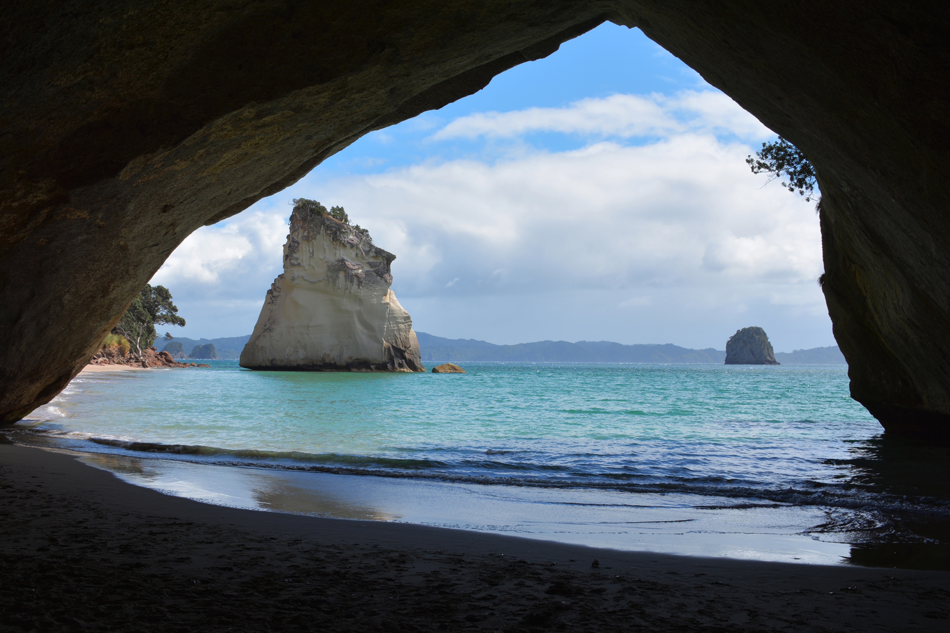 Free photo Cave by the sea with sea view