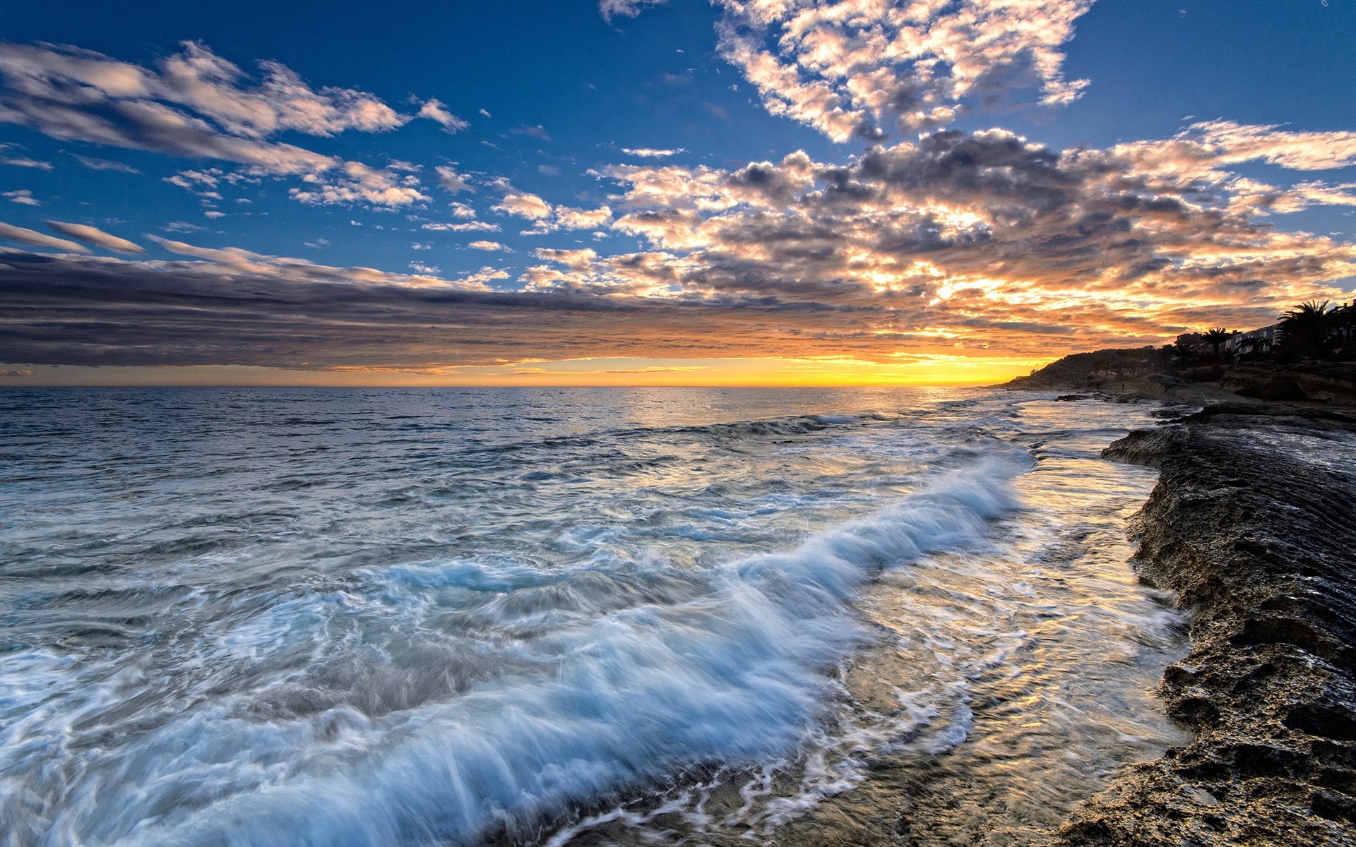 Free photo The shoreline of the sea at sunset