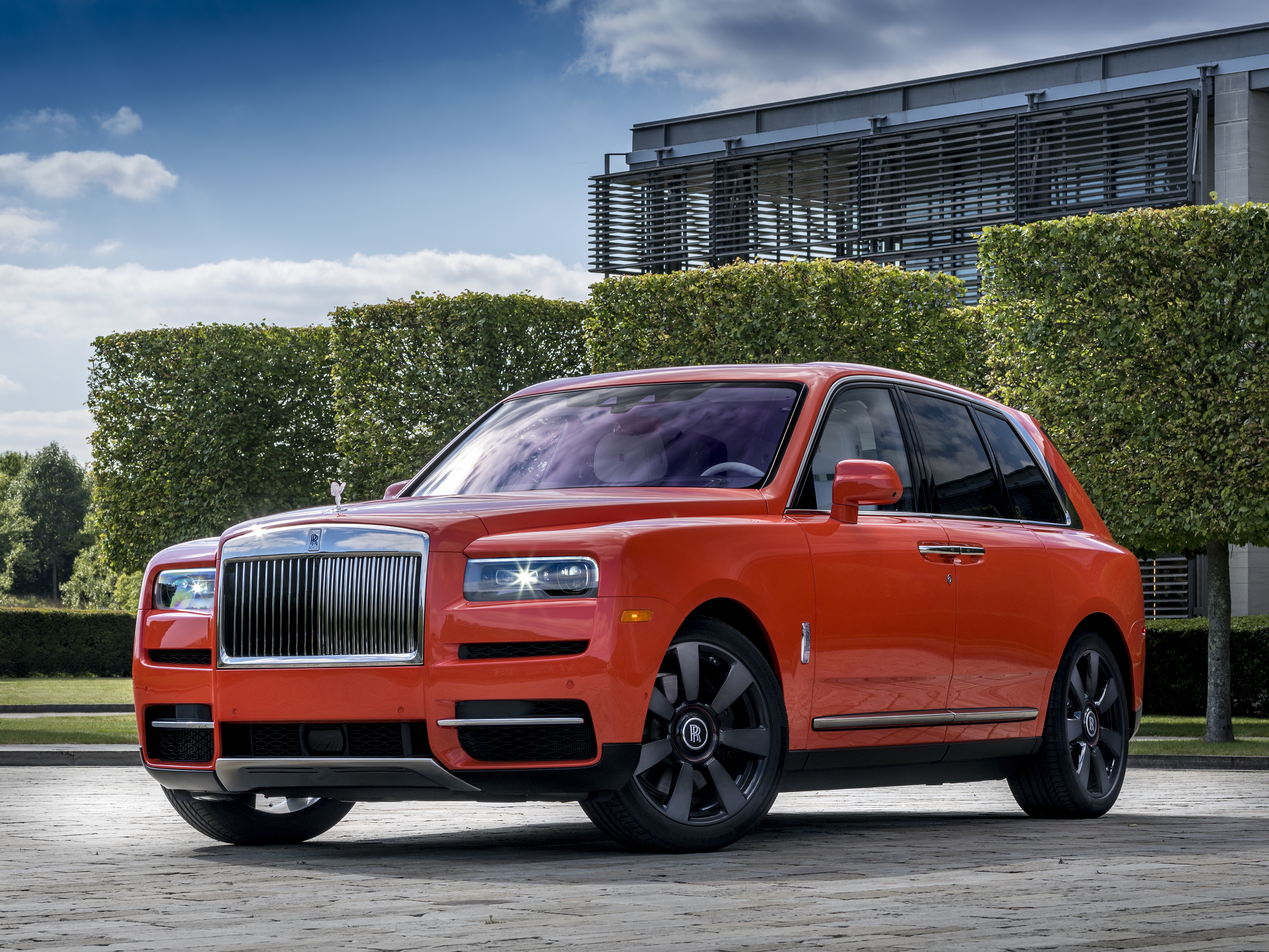 Бесплатное фото Rolls-royce cullinan оранжевого цвета