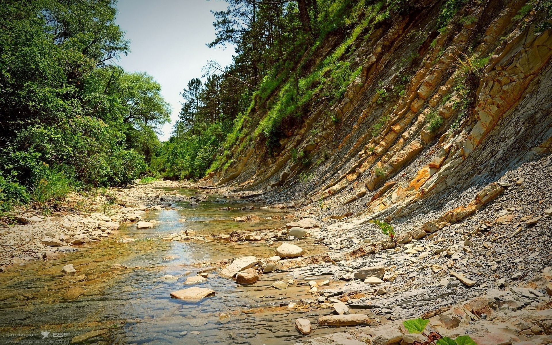 Free photo A river in a rocky area