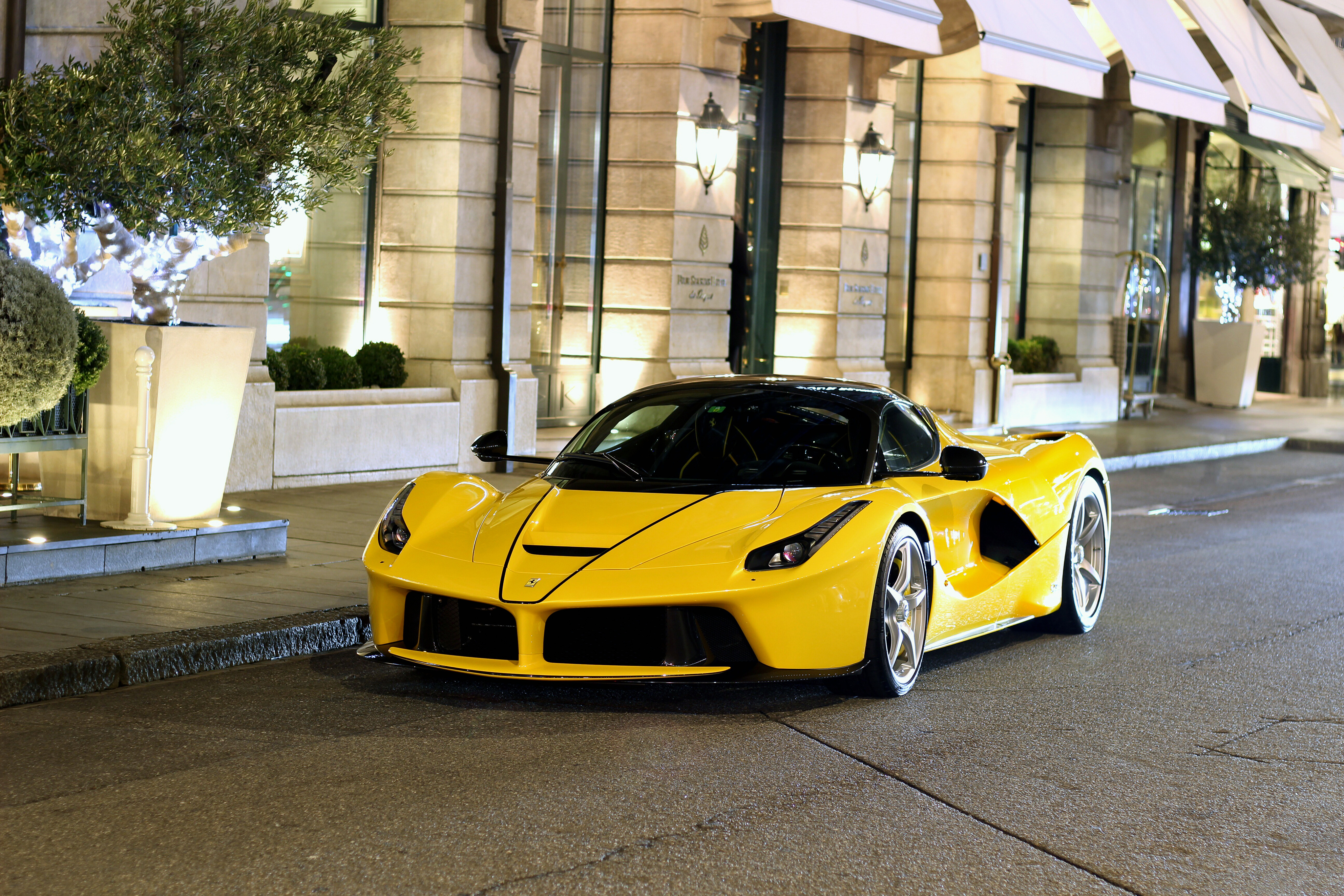 Бесплатное фото Желтая Laferrari 2017 года