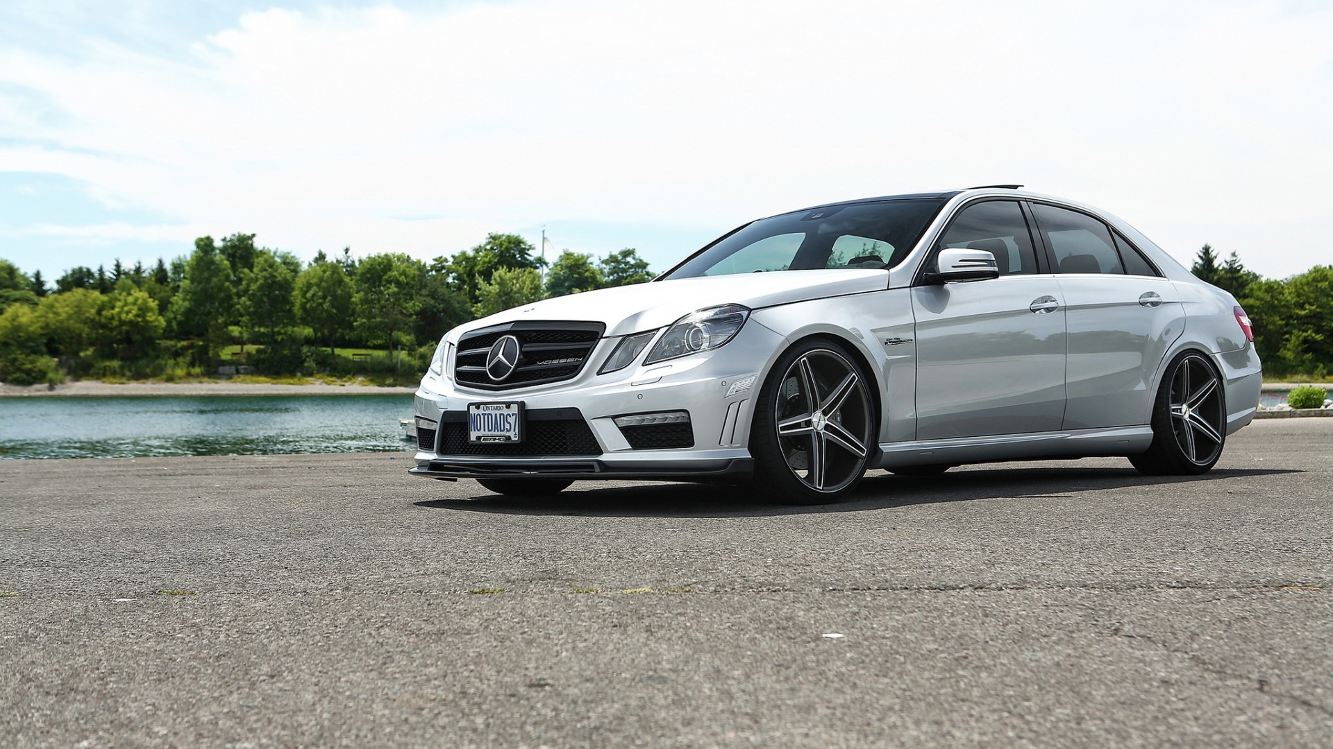 Free photo Mercedes Benz E Class in white color