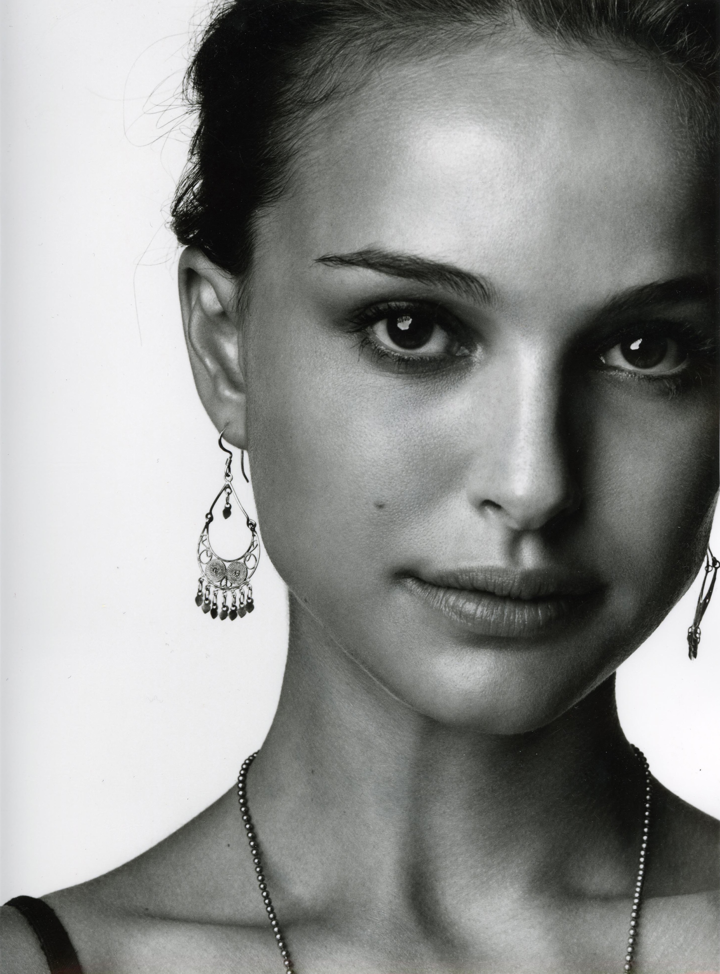 Free photo Black and white portrait of the beautiful Natalie Portman