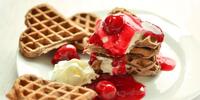 Вкусная вафельные сердечки с вишневым вареньем