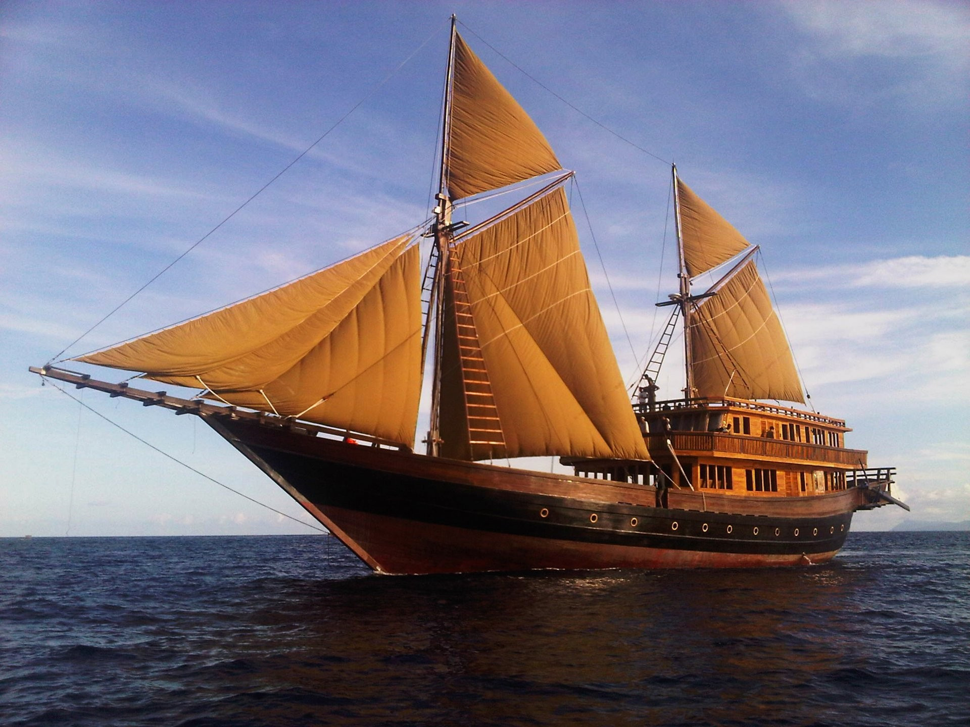 Free photo A ship with sails at sunset