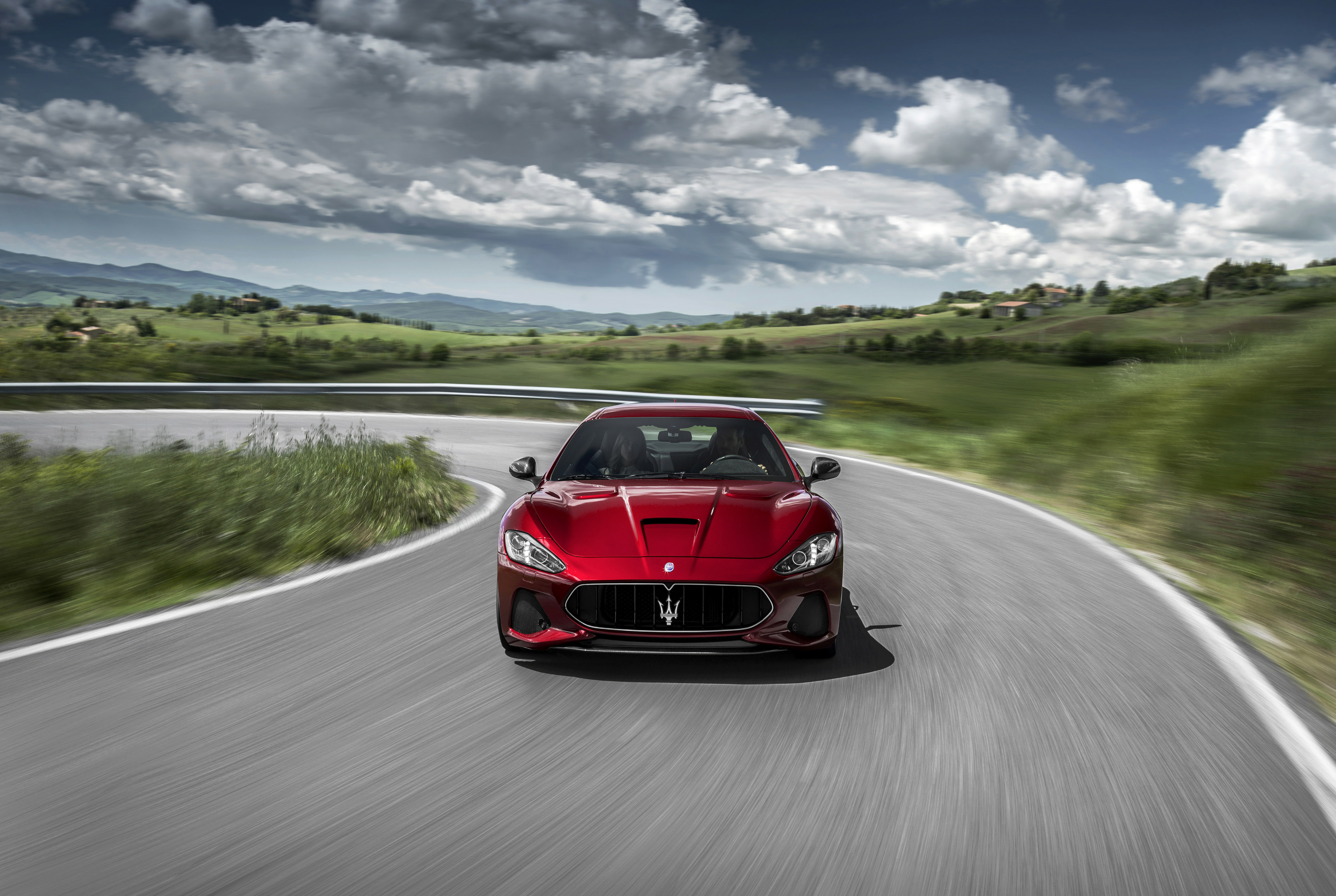 Бесплатное фото Maserati Granturismo 2018 года красного цвета