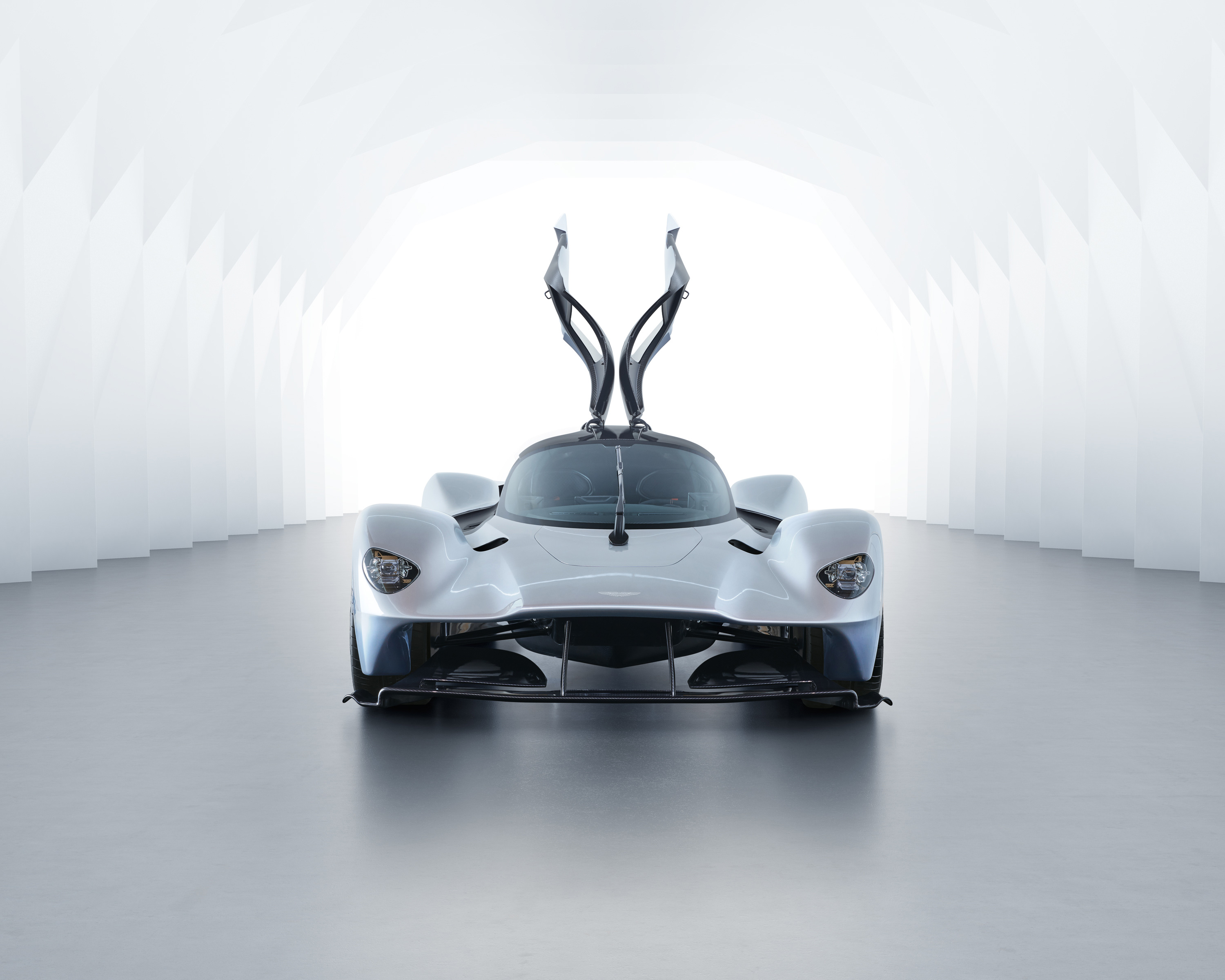 Бесплатное фото Aston Martin Valkyrie в светлом помещении