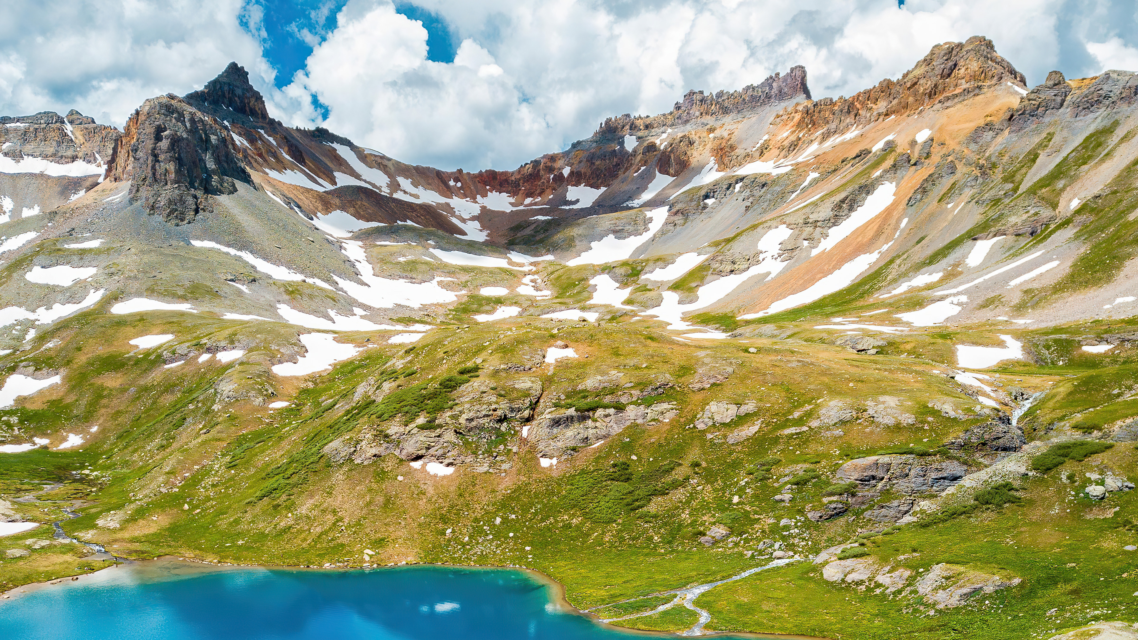 免费照片山中的蓝色小湖