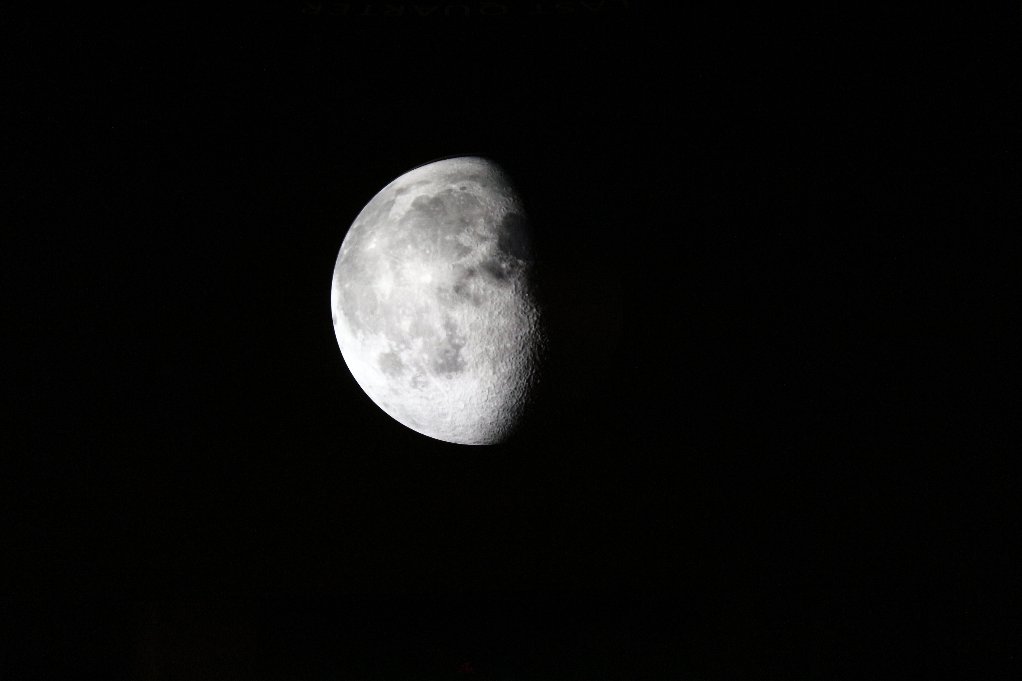 Бесплатное фото Луна в тени