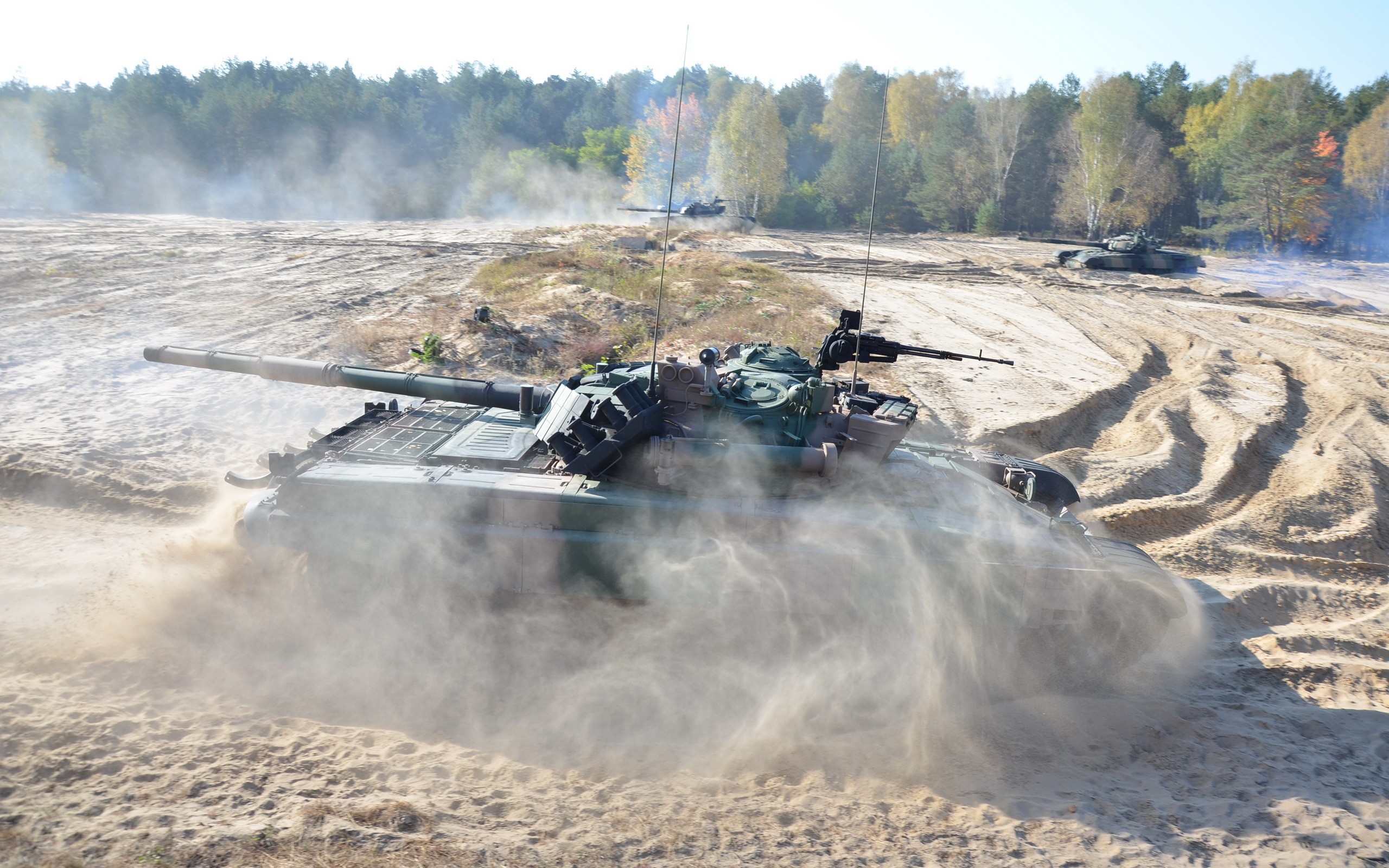 Free photo The tank`s driving through the dust