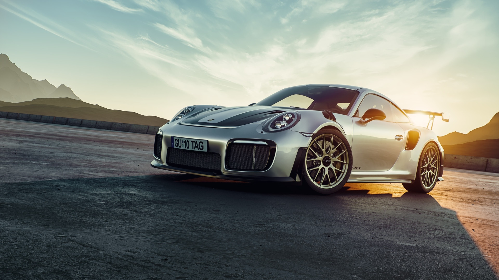 Free photo Silver Porsche 911 GT2 RS