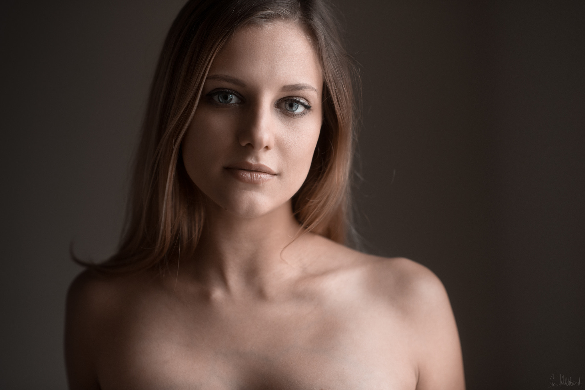Бесплатное фото Портрет темноволосой девушки с обнаженными плечами