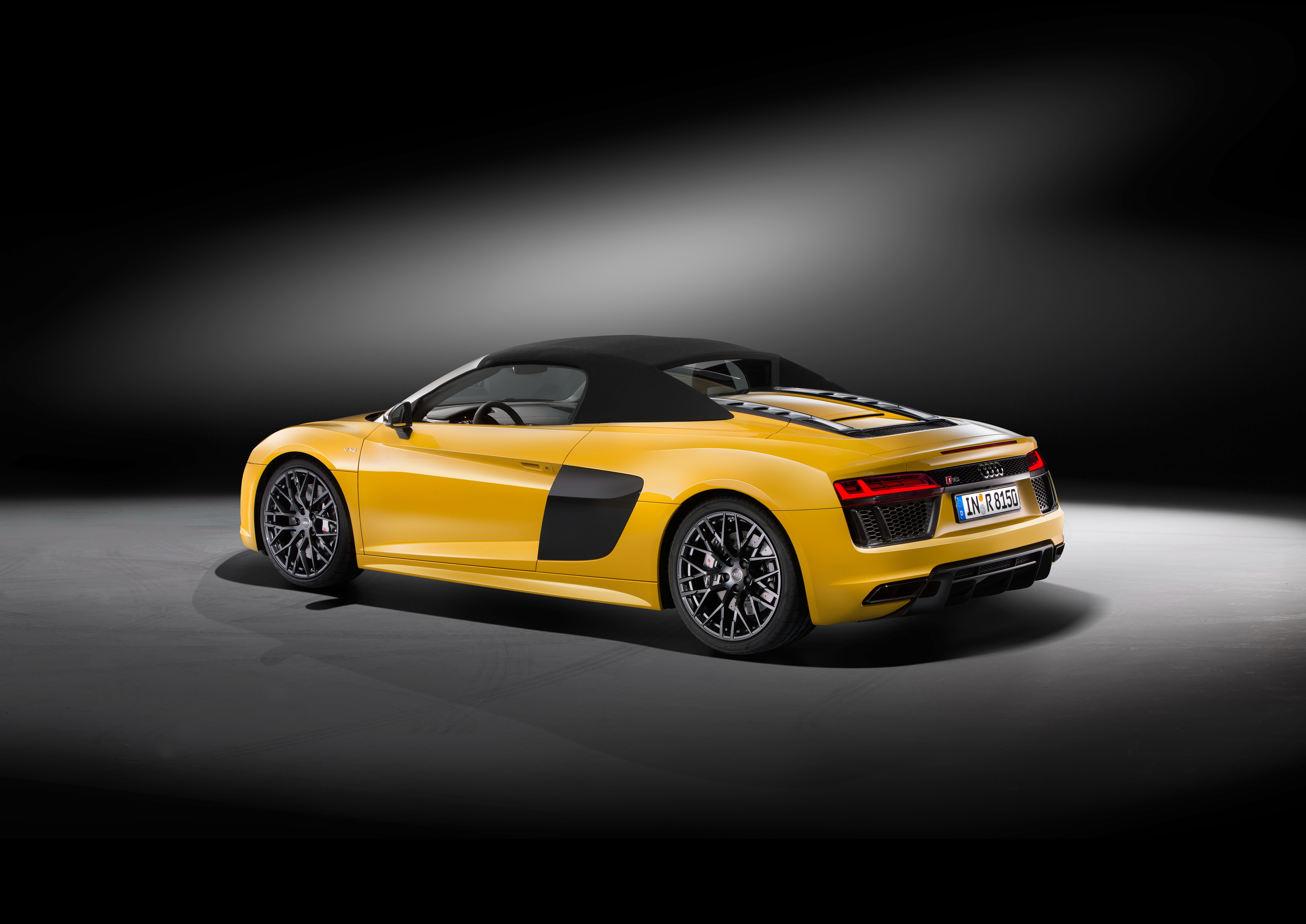 Бесплатное фото Желтая audi r8 кабриолет