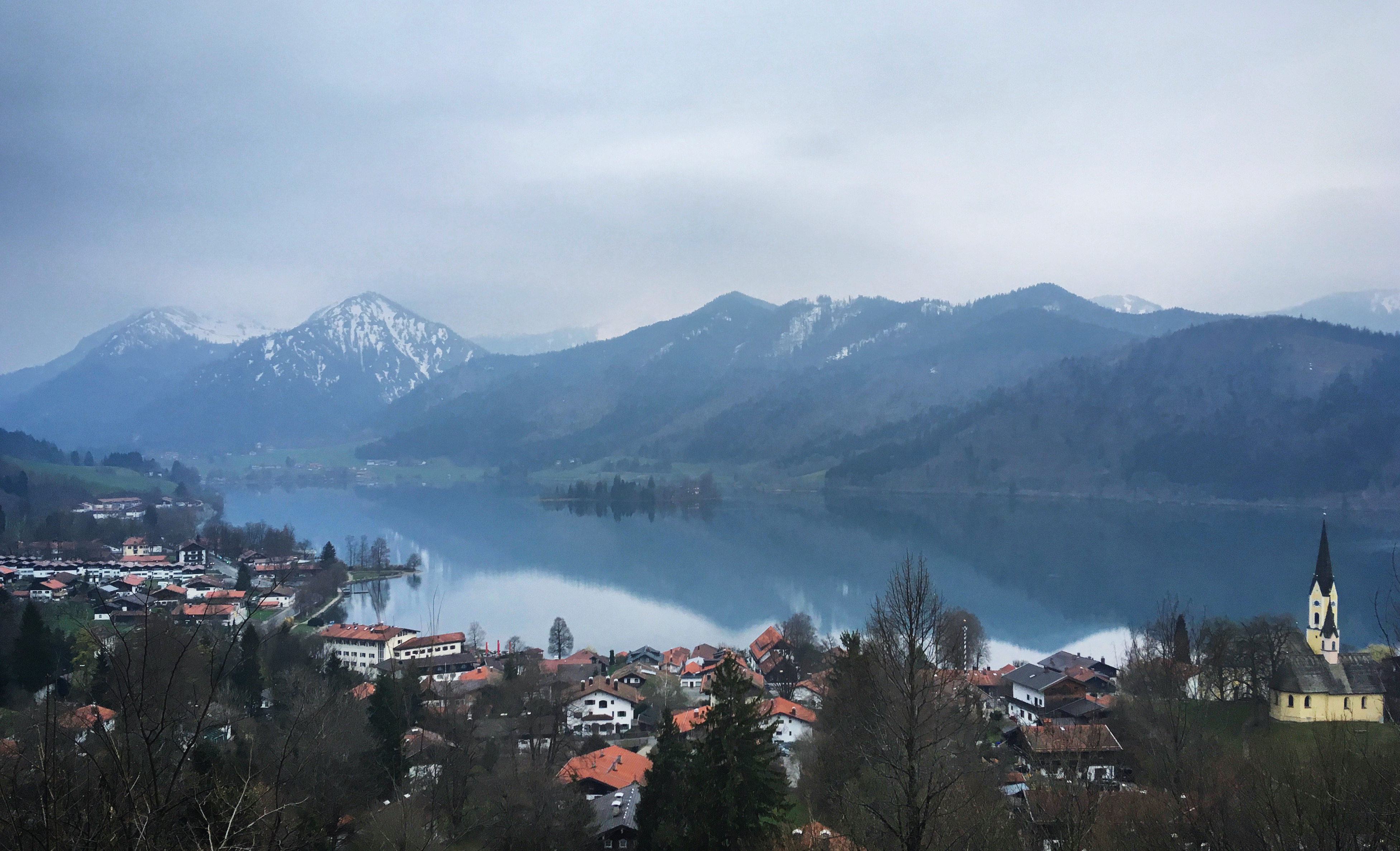 Free photo A city on the banks of a river with a beautiful mountain backdrop