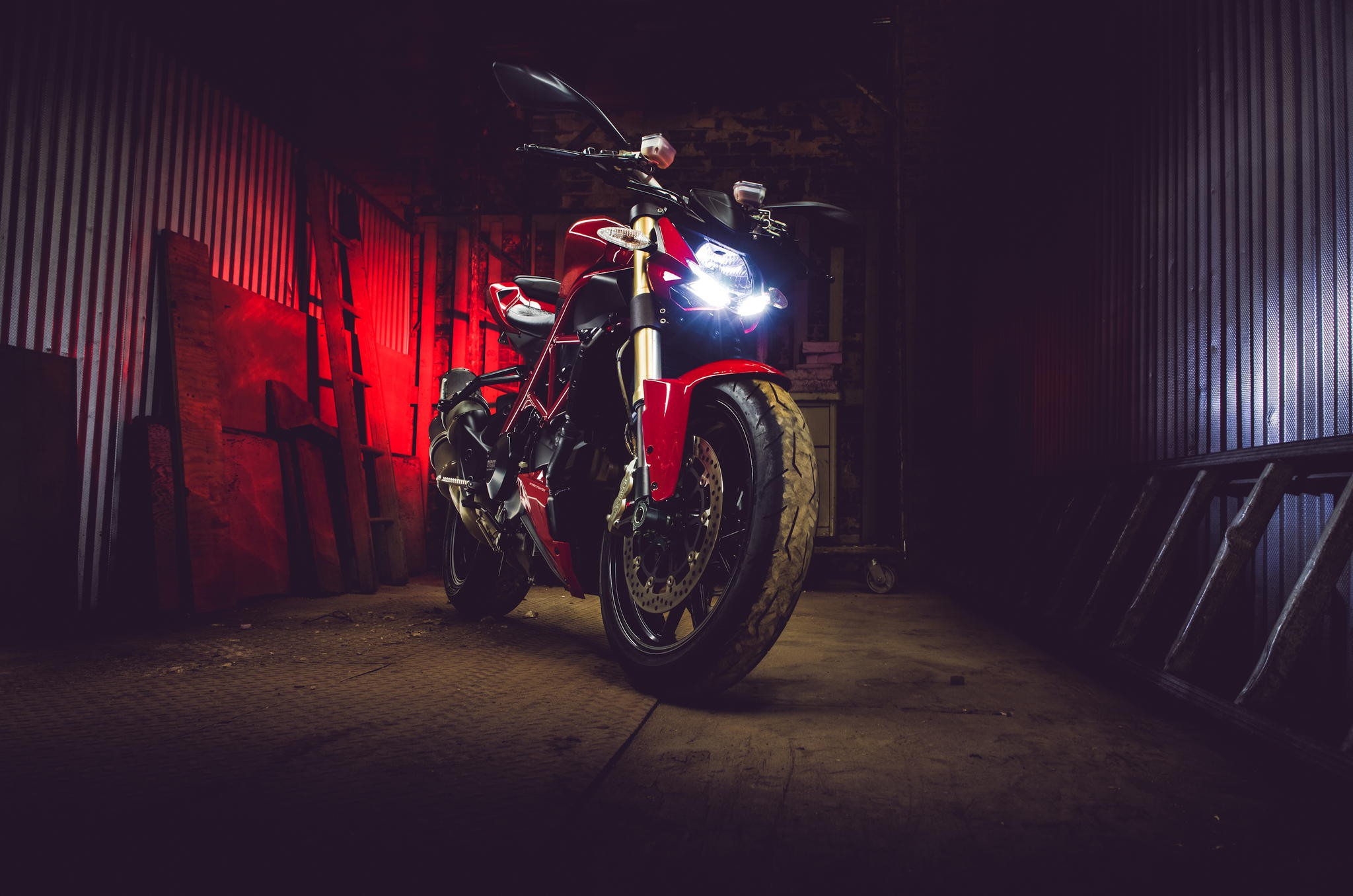 Free photo Sports motorcycle in a container