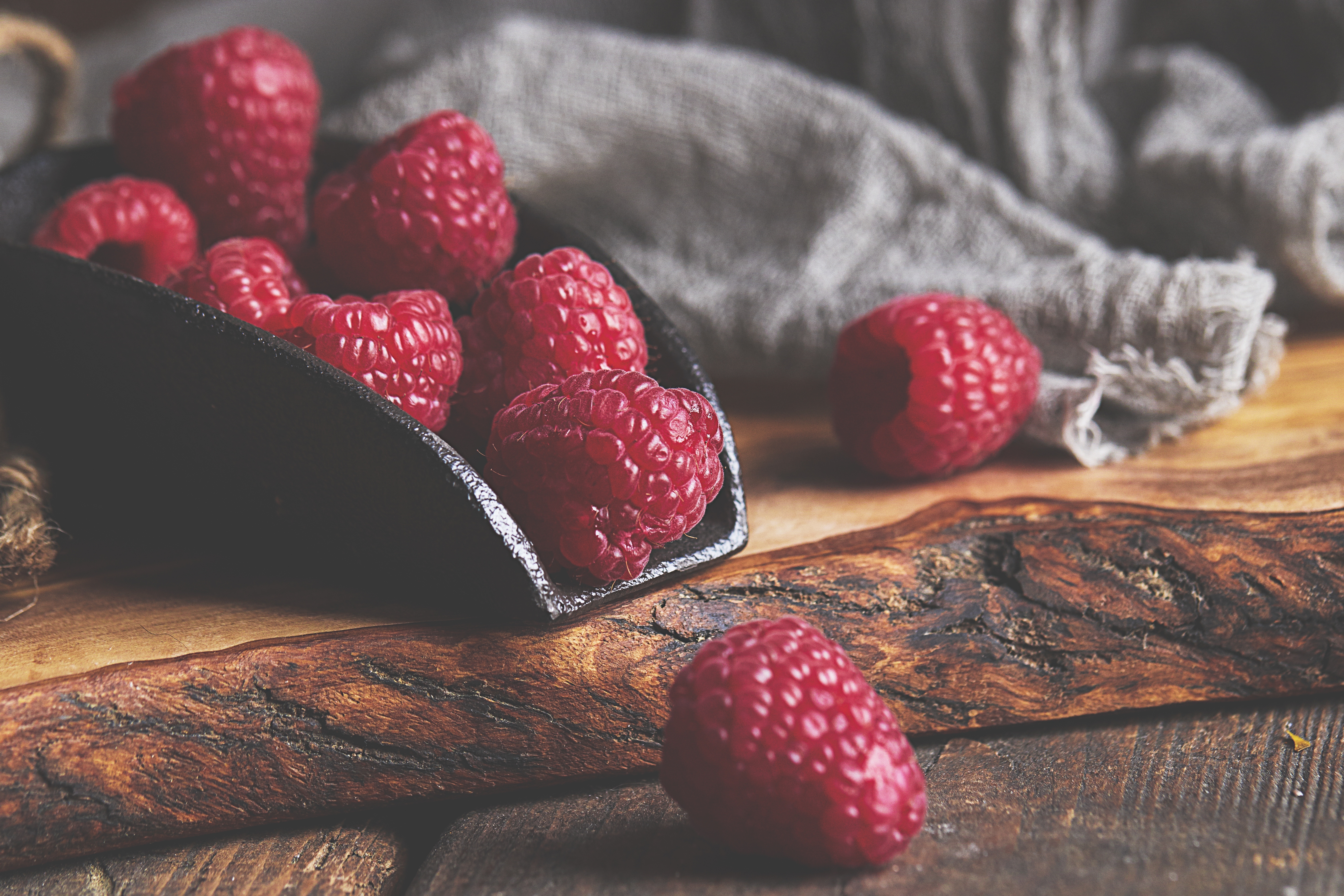 Free photo Raspberries scattered on the table