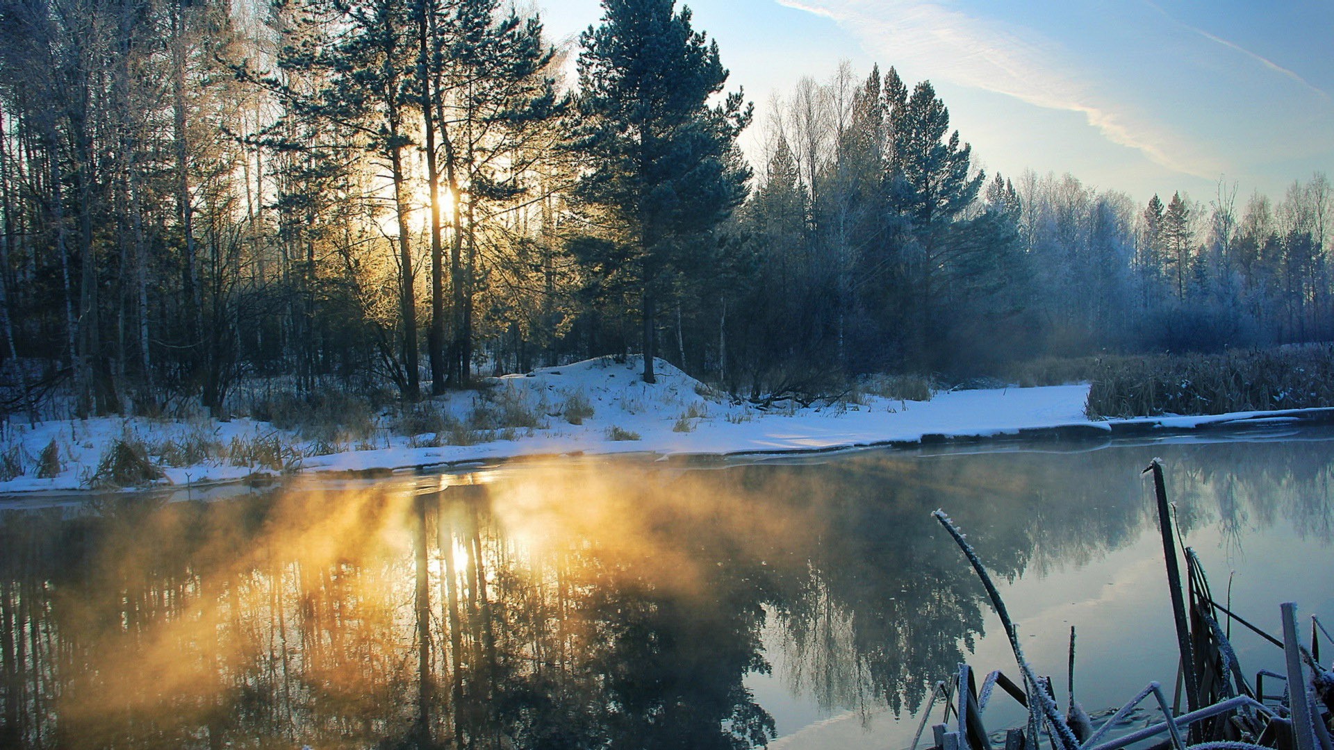 Free photo A winter landscape with a frozen lake reflecting the forest and sky, shrouded in soft light and light fog.