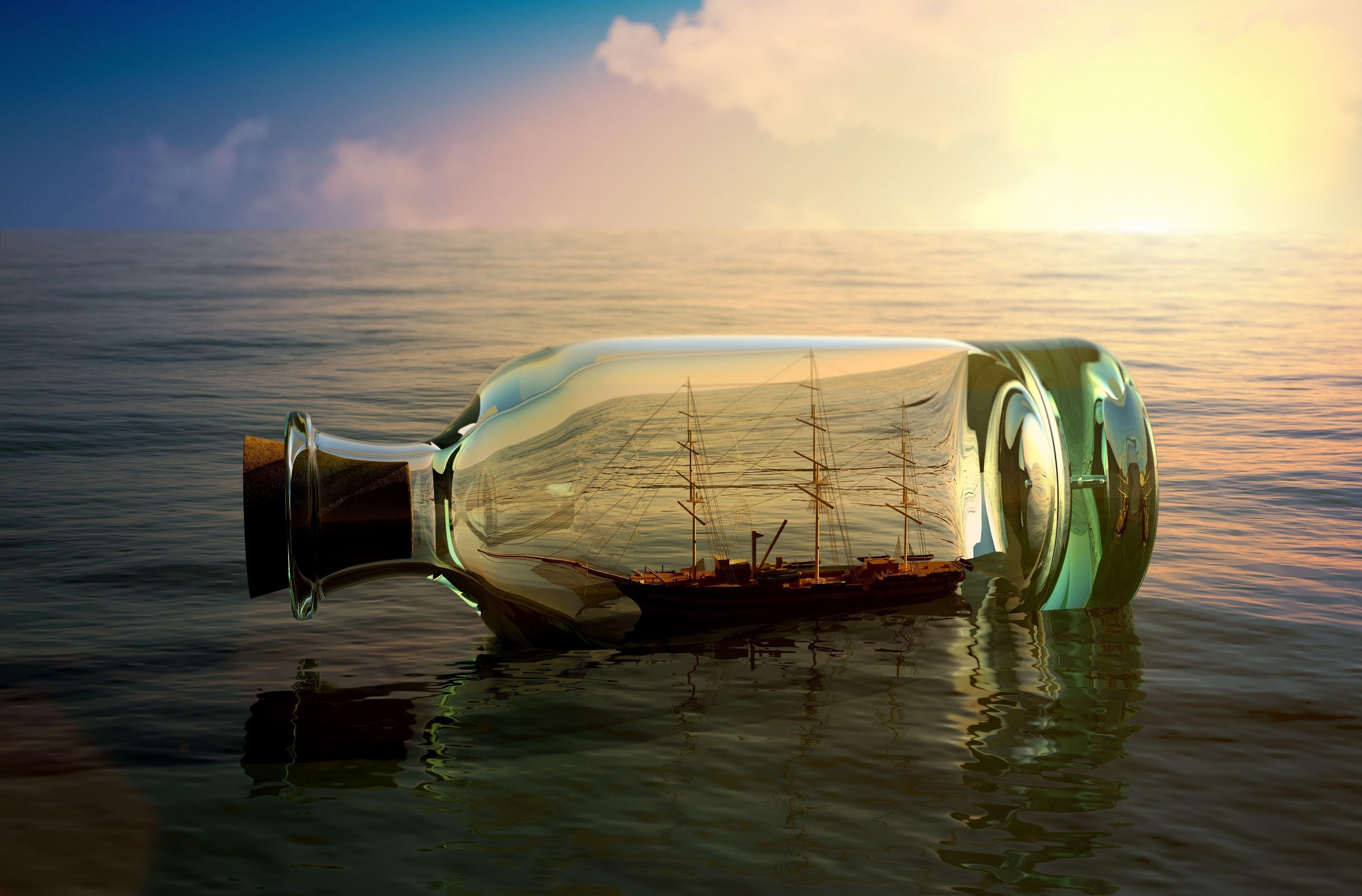 瓶装船在海浪中航行