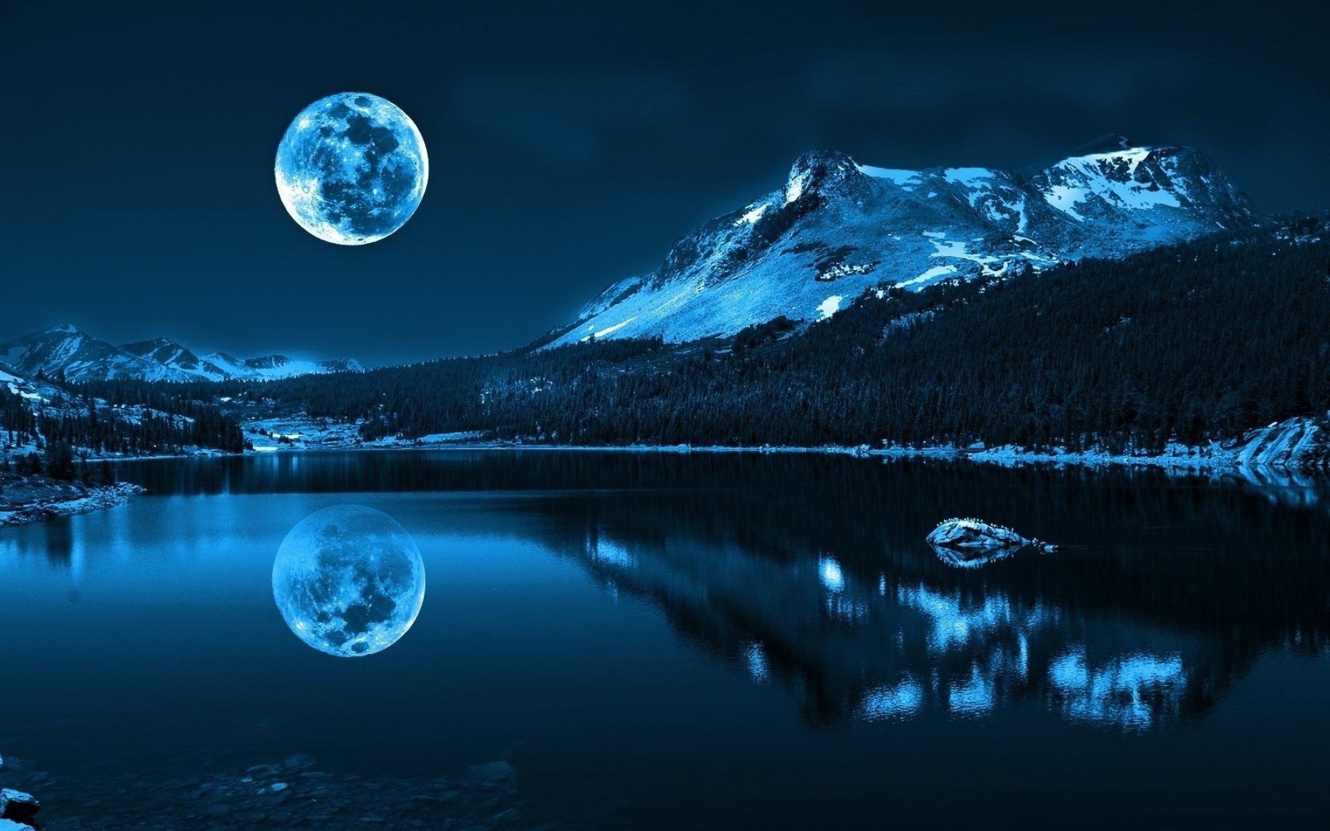 Free photo The night moon in the mountains