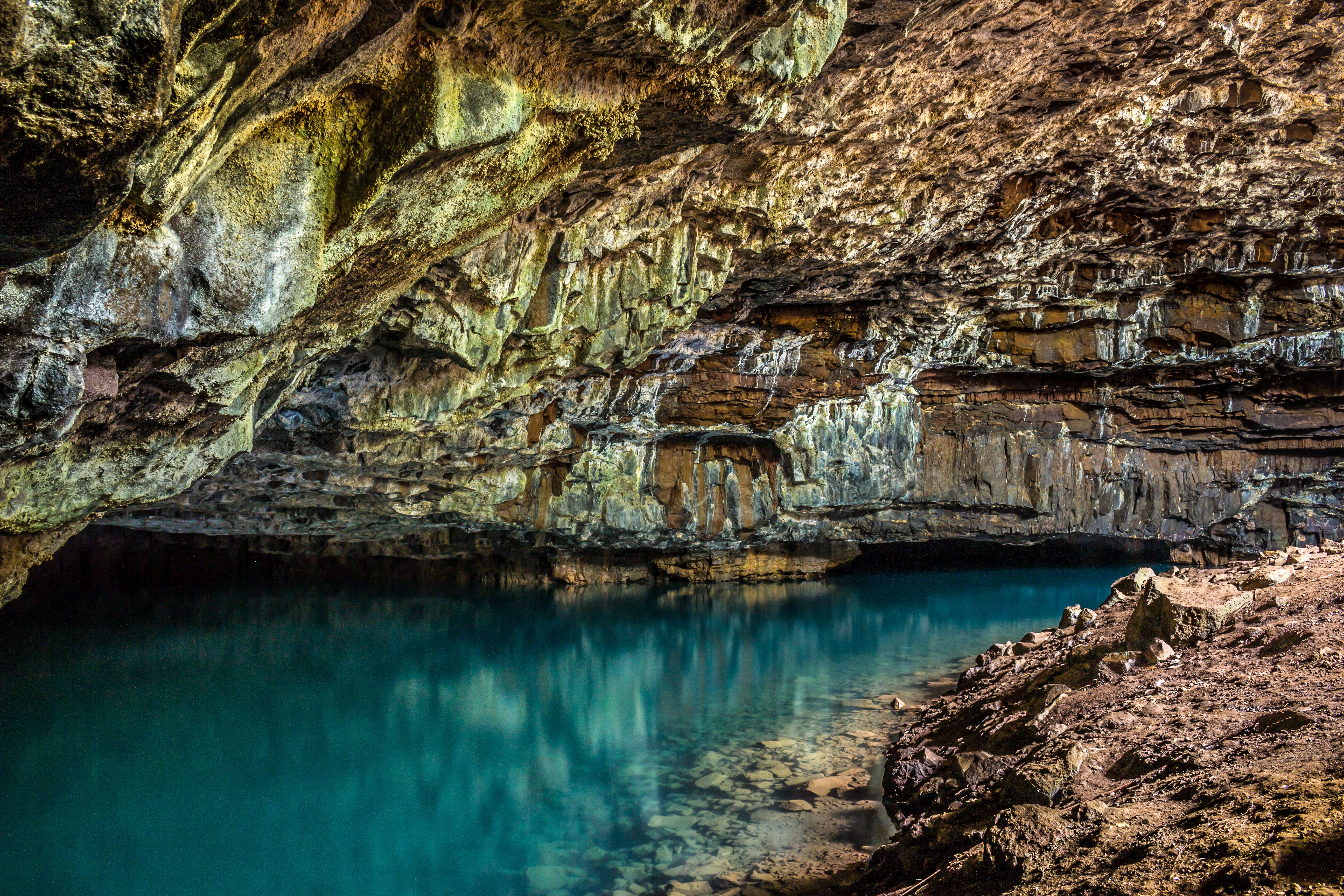 Free photo The entrance to the mountain cave by the water