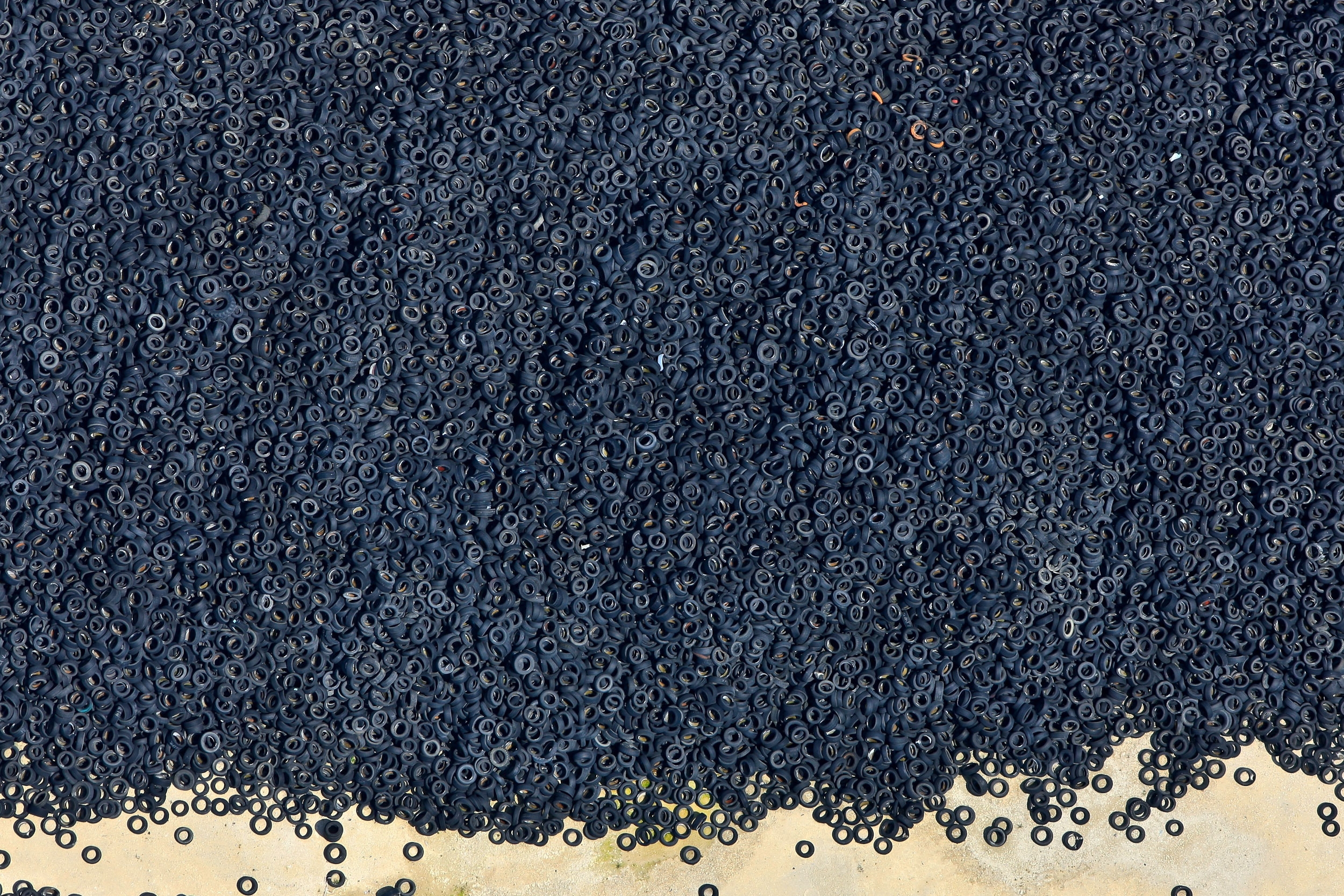 Обои черный песок синий на рабочий стол