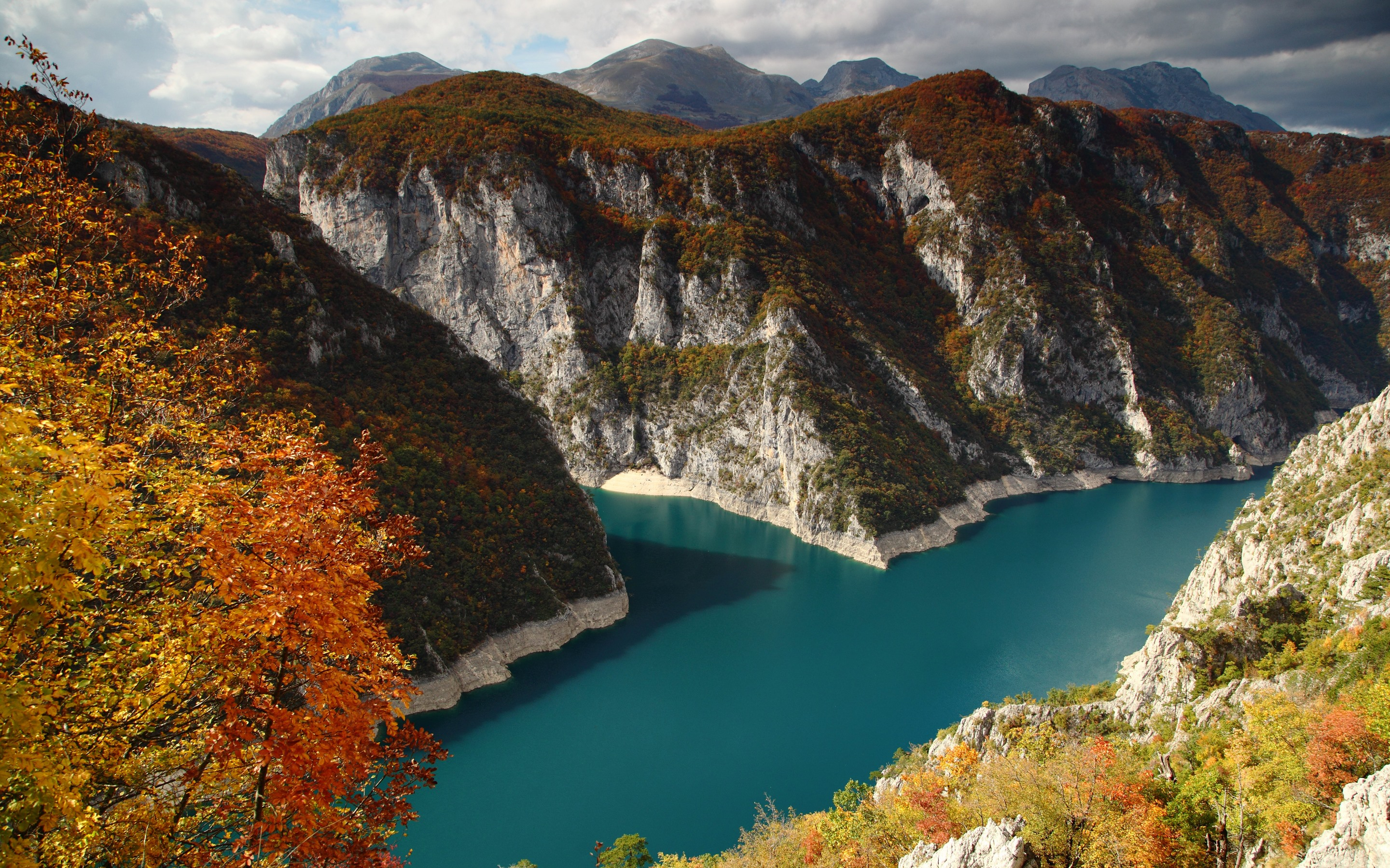 Free photo A blue lake spilling over the mountains.