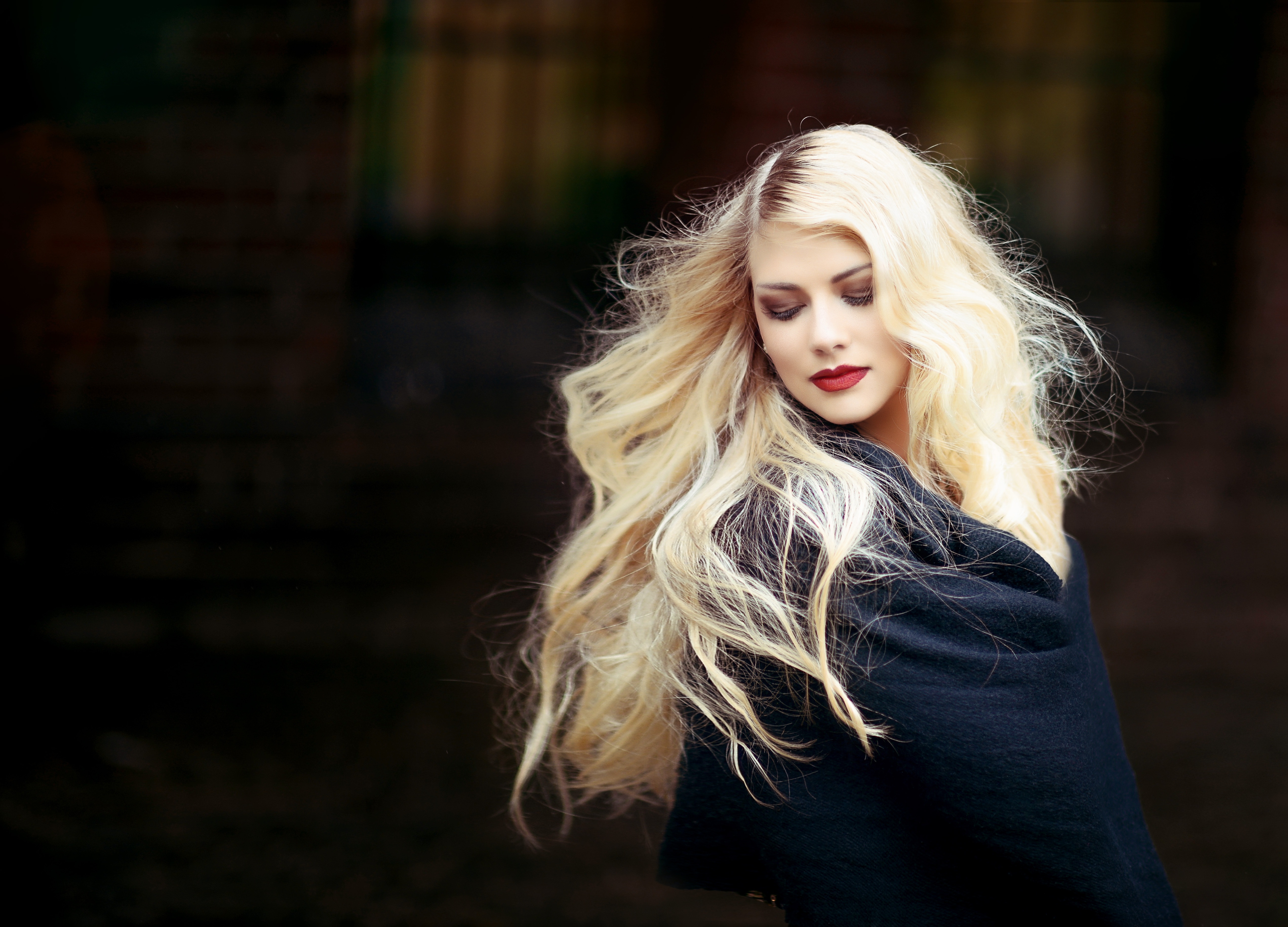 Free photo A beautiful blonde wrapped in a blue towel