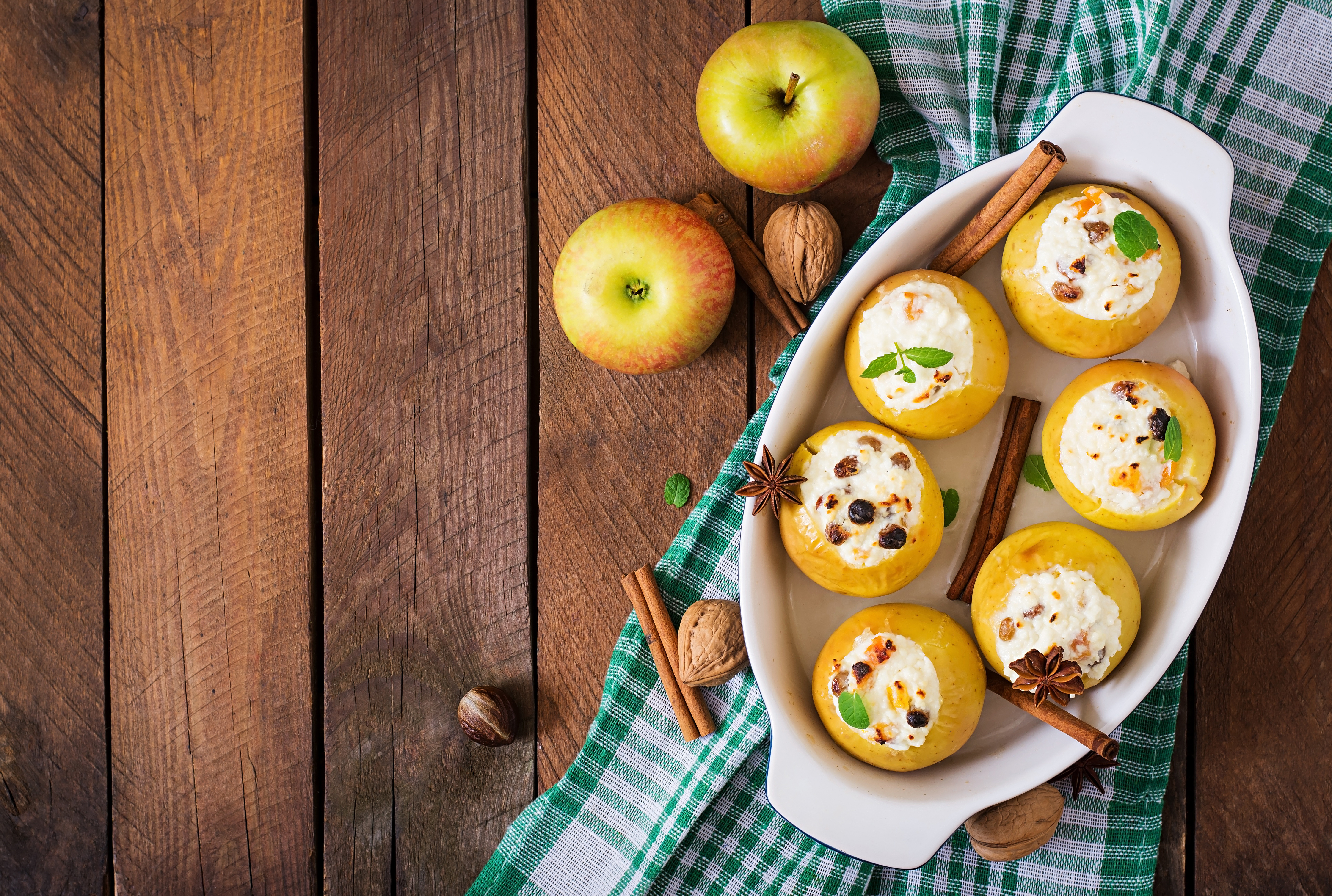 Free photo A dish of apples