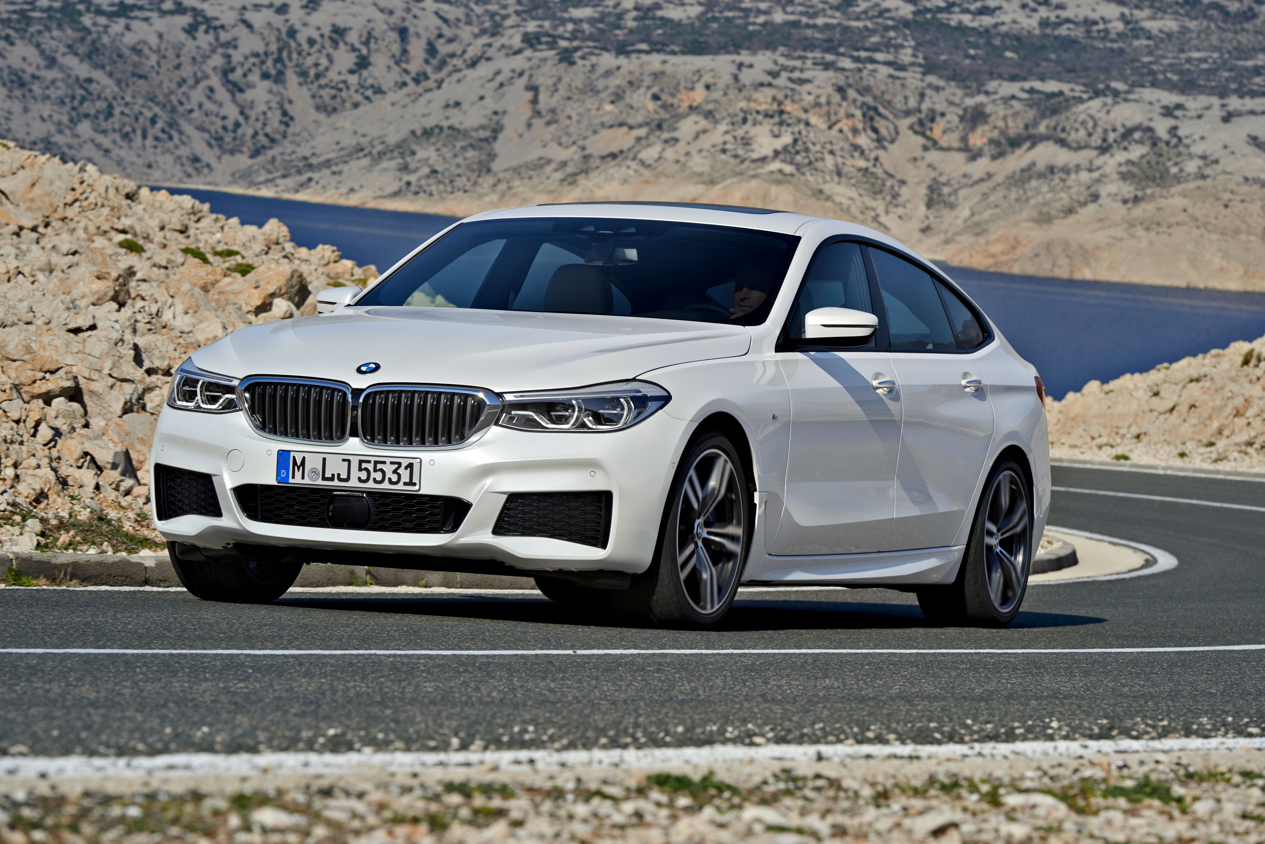 Обои BMW 6er Gran Tourismo 640i xDrive белая машина на рабочий стол