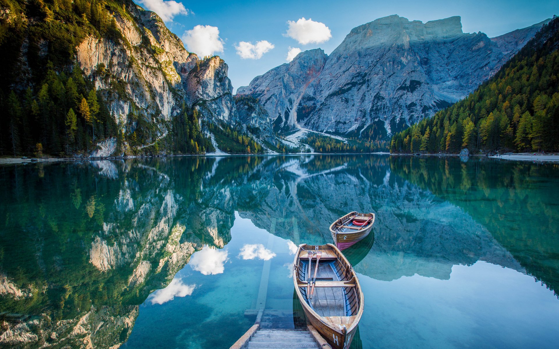 Бесплатное фото Деревянные лодки для прогулки по озеру