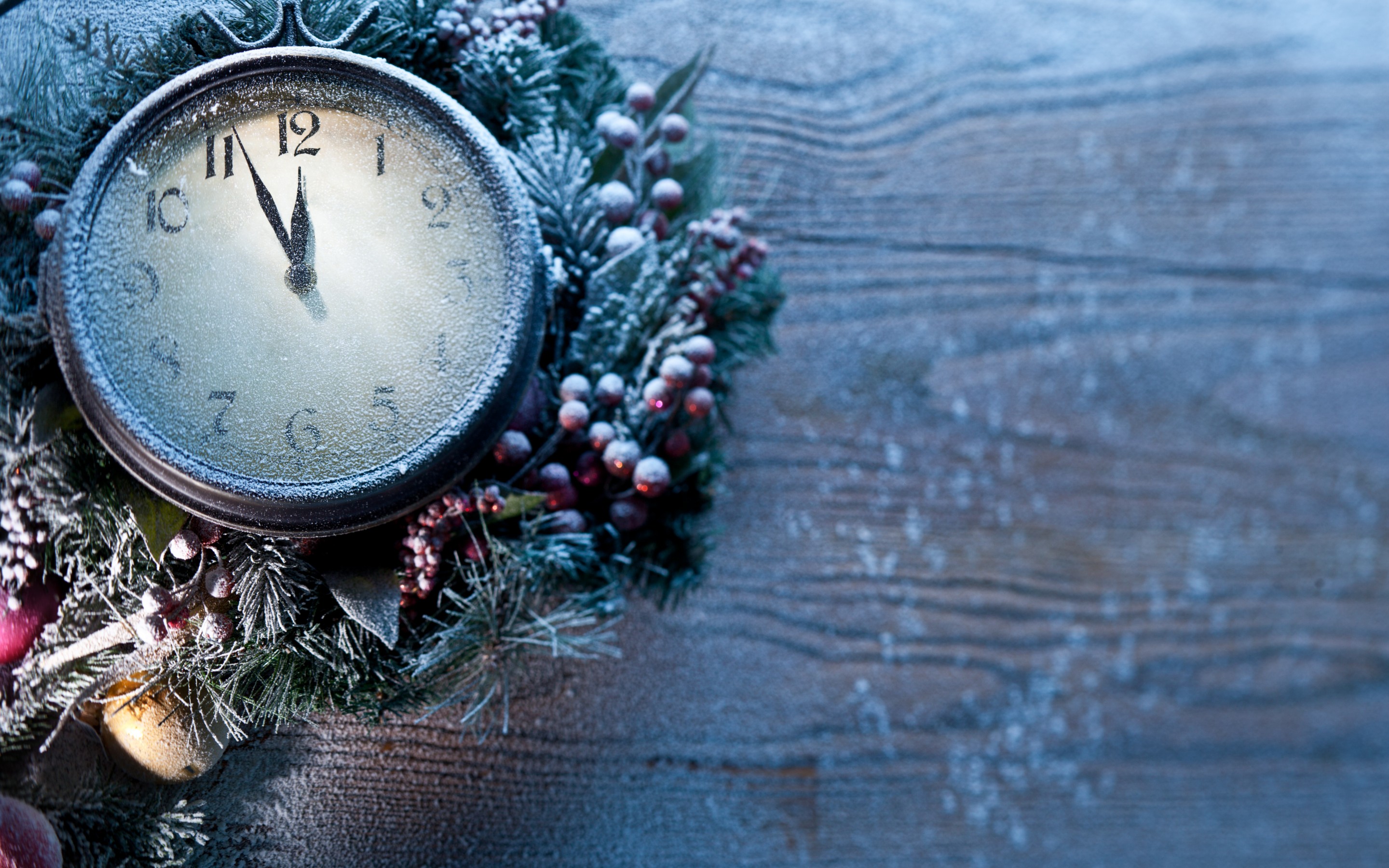 Free photo A clock covered with frost from the movie Cold Heart