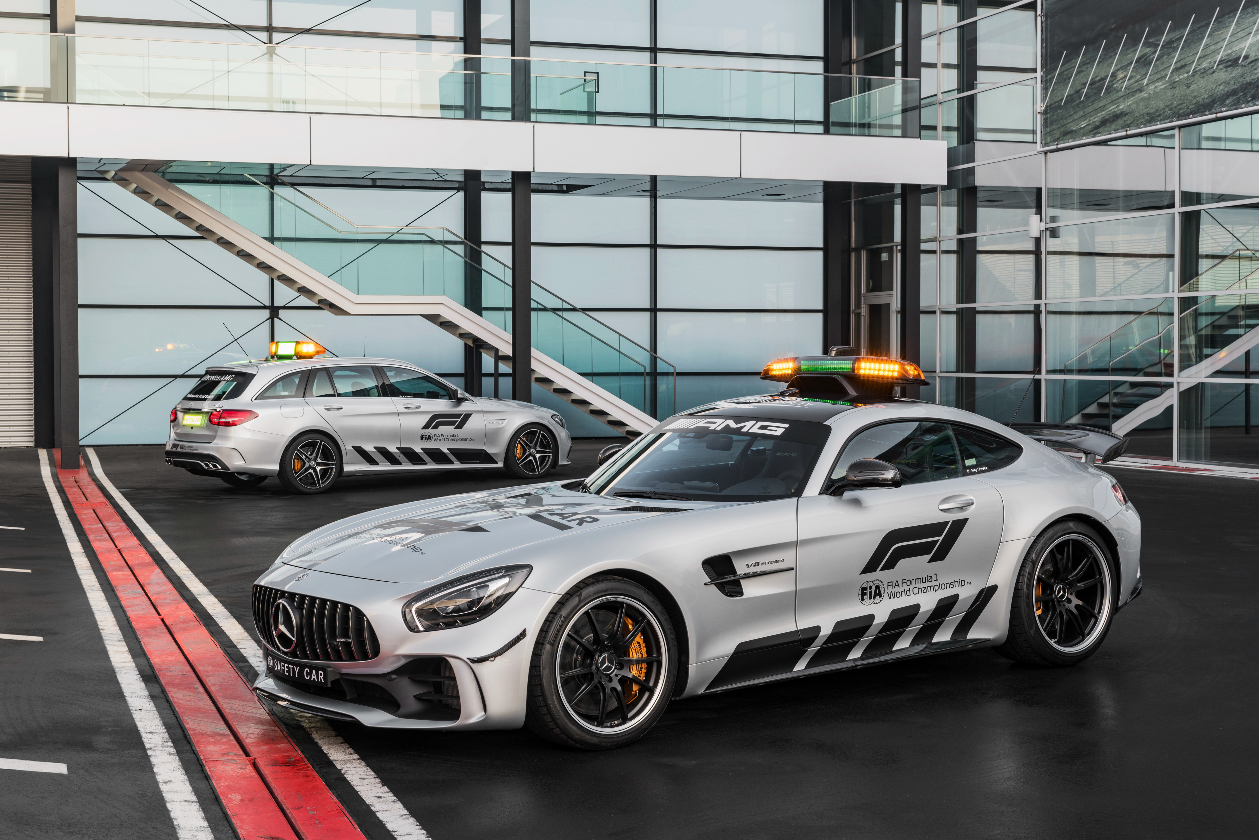 桌面上的壁纸奔驰 amg gtr 两辆车 梅赛德斯