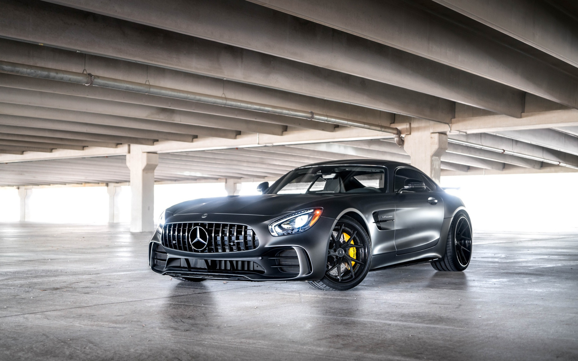 Free photo AMG Mercedes Lights Graphite V8