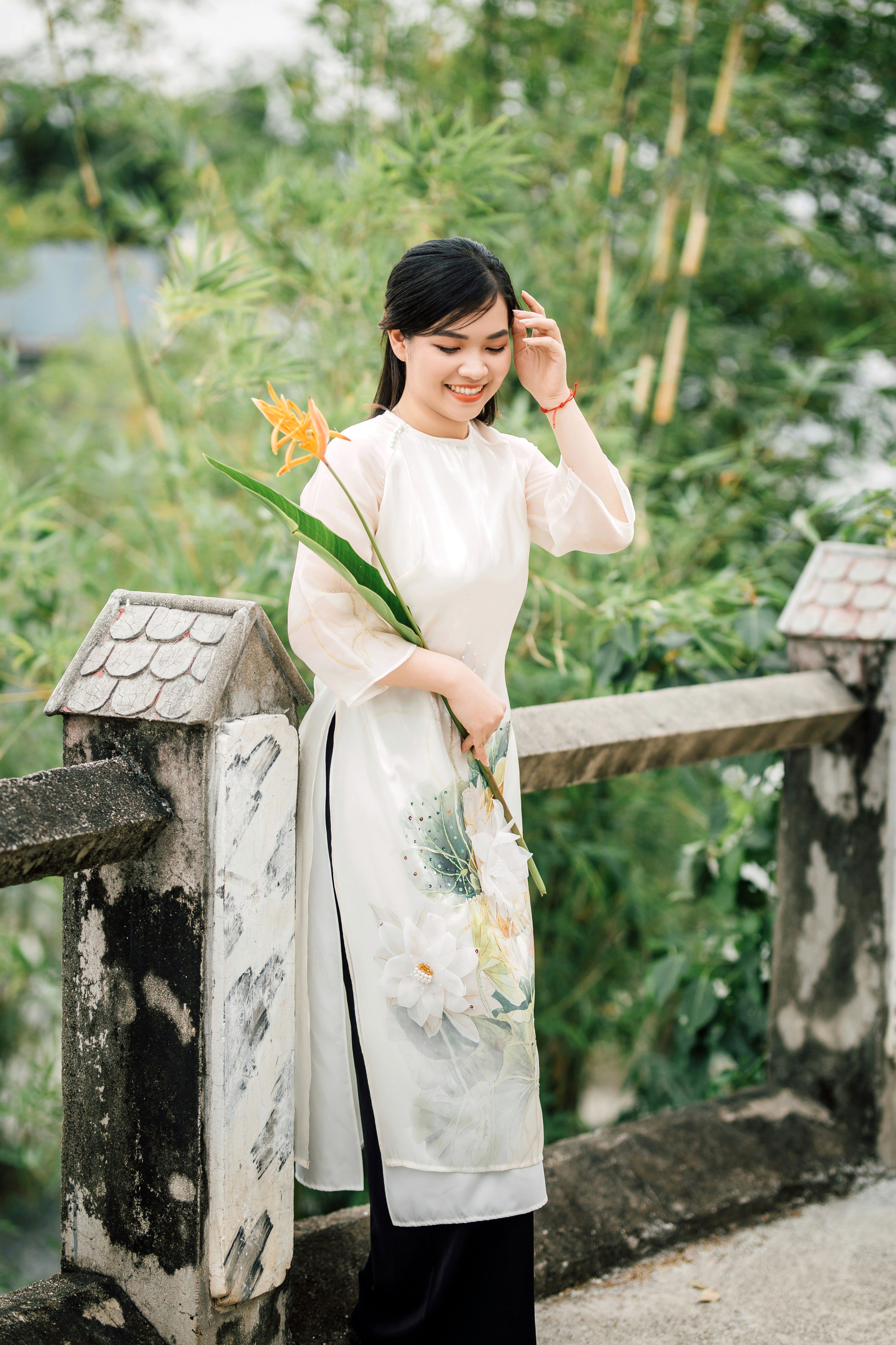 Девушка в этническом наряде на мосту.