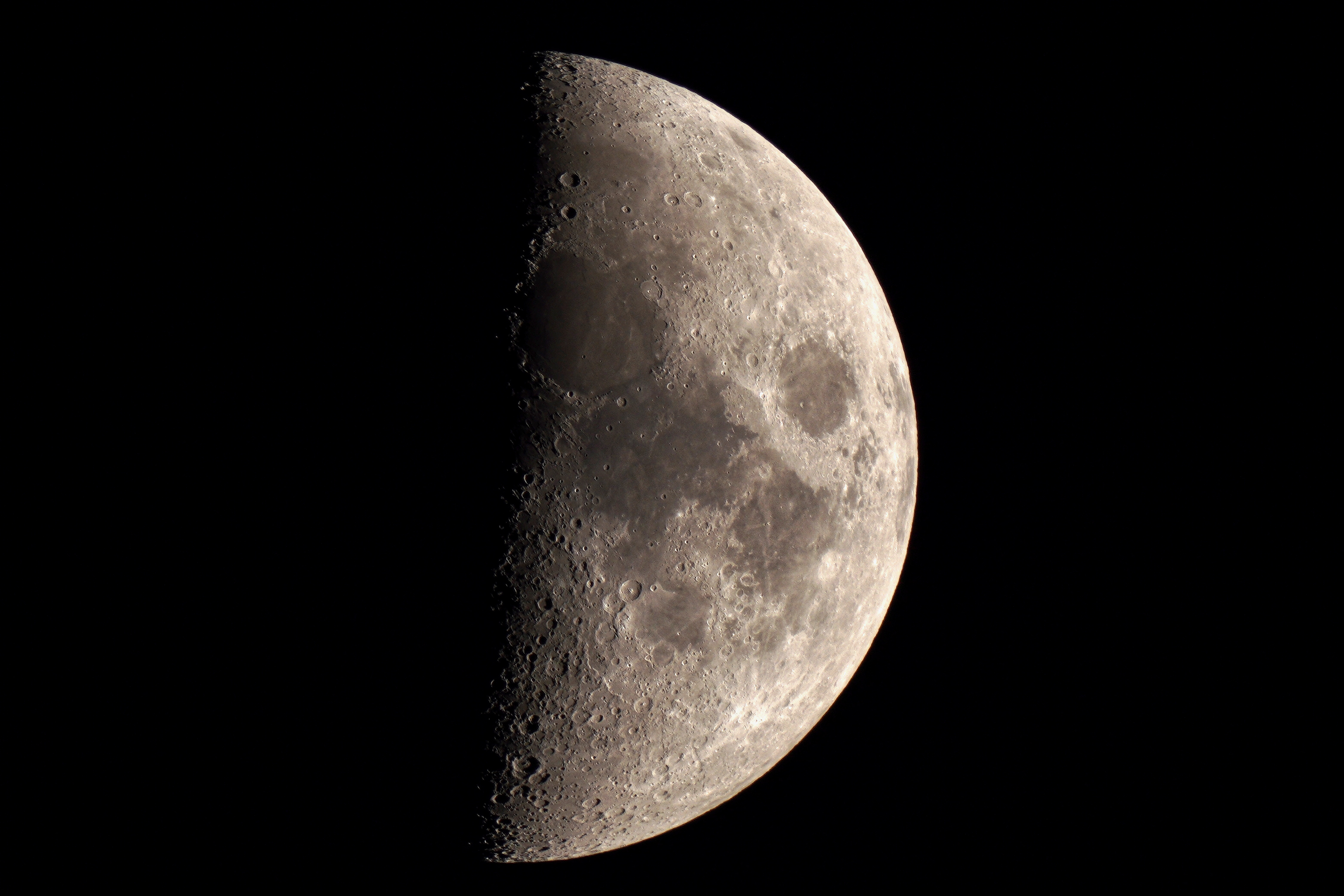 Free photo Half moon on a dark background